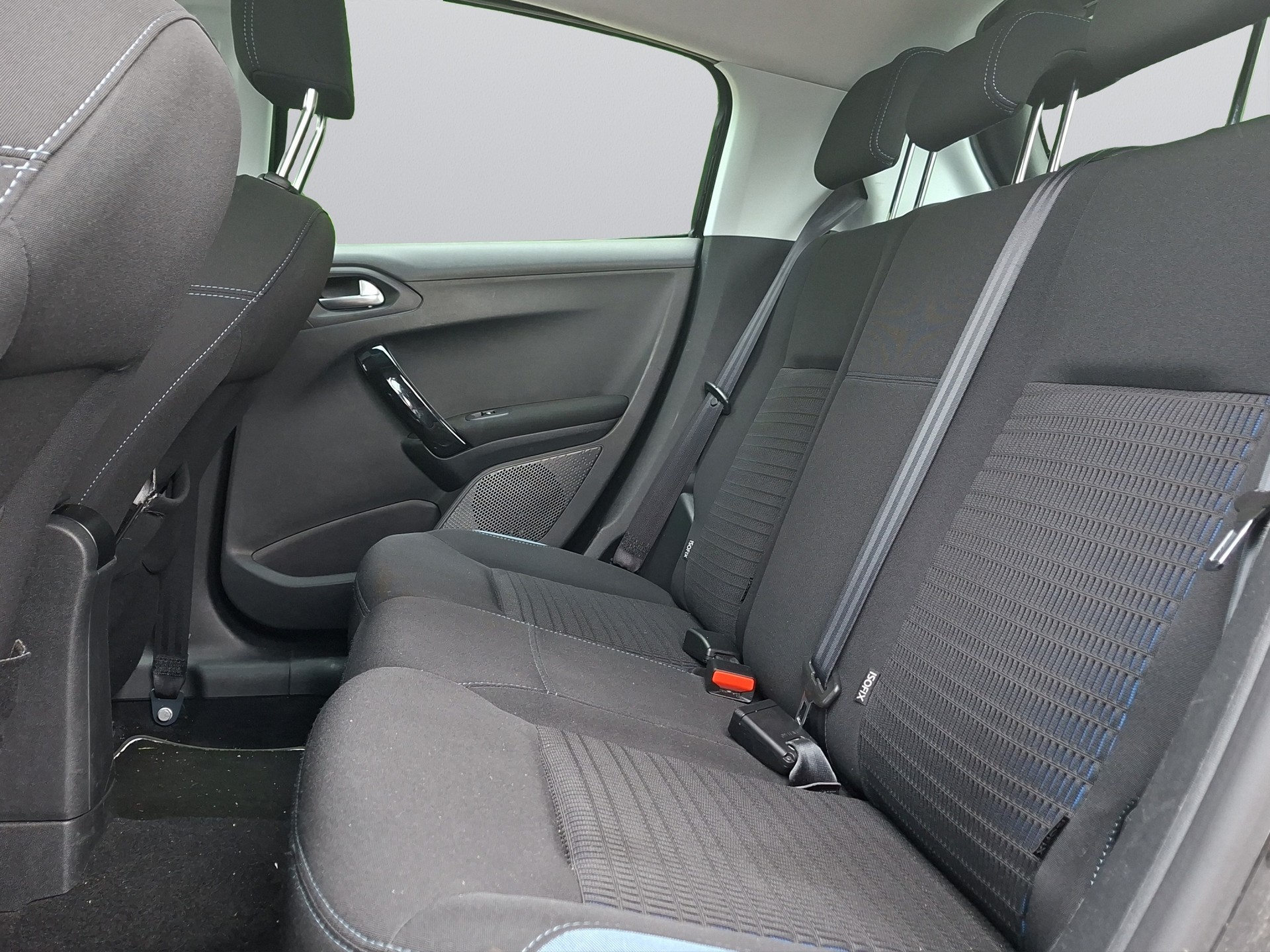 PEUGEOT 208 1.6 e-HDI Allure-image-16
