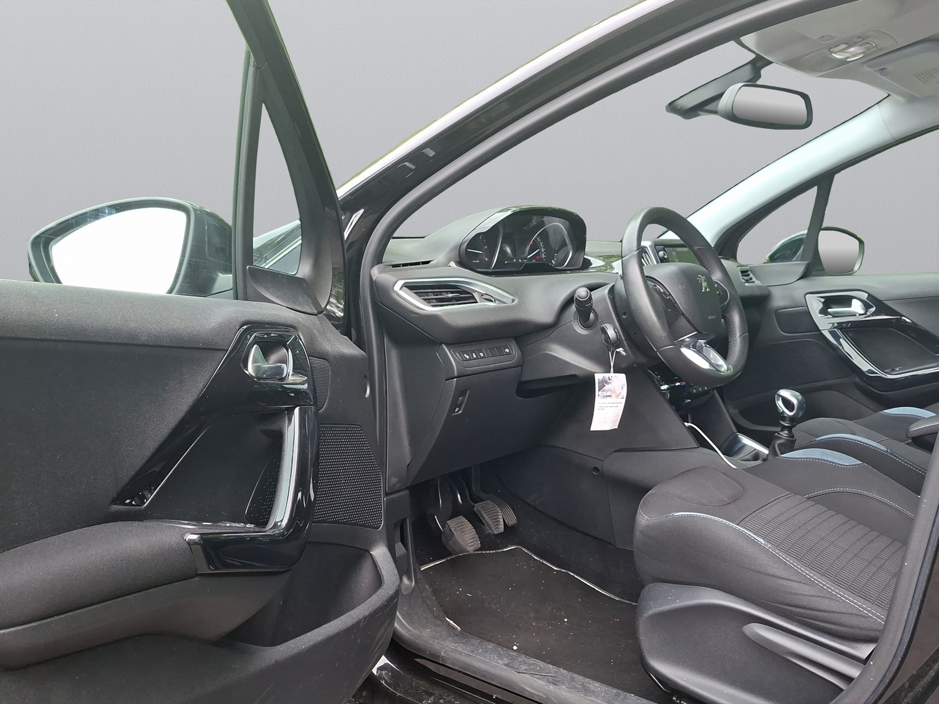 PEUGEOT 208 1.6 e-HDI Allure-image-15