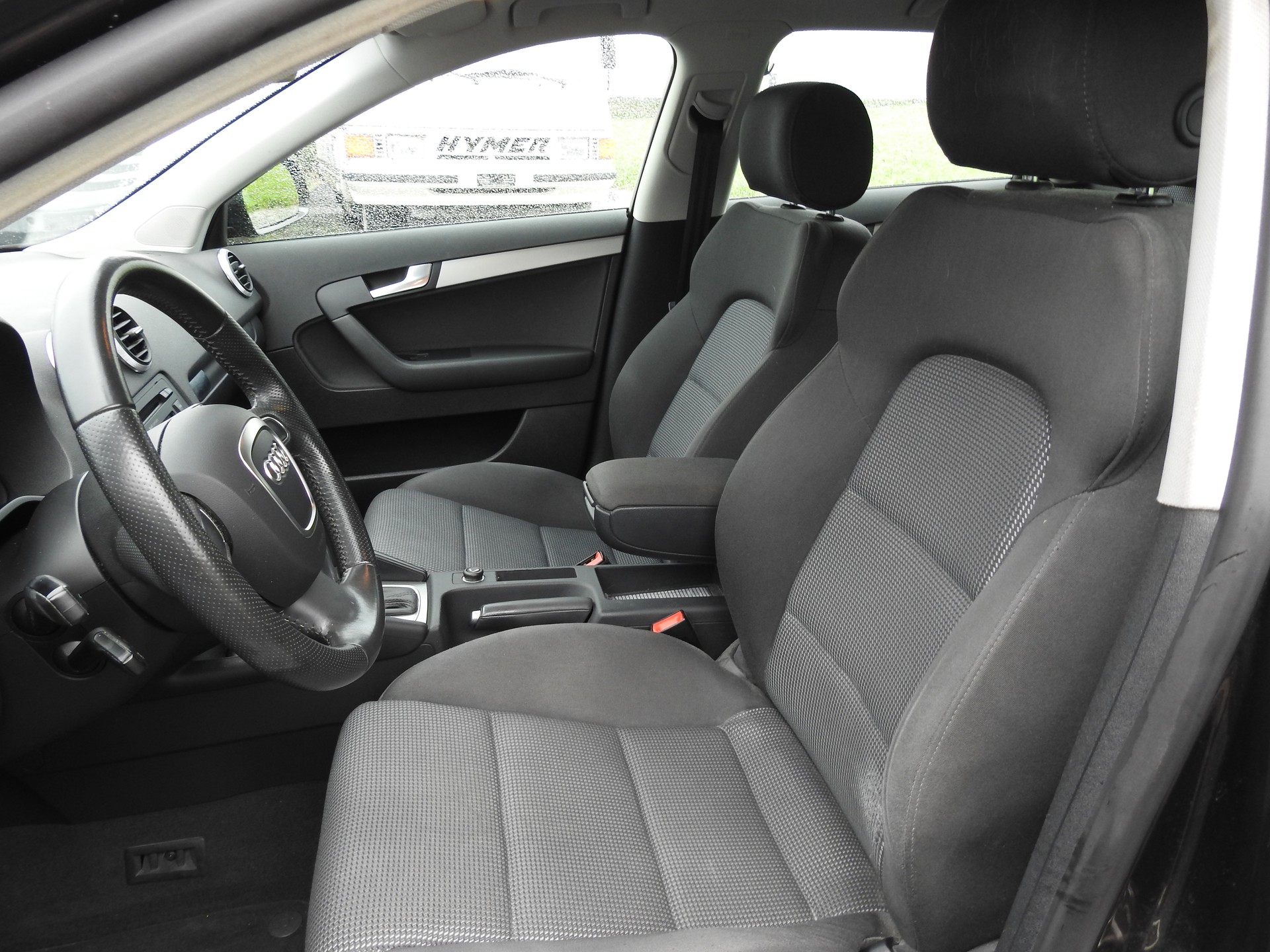 AUDI A3 Sportback 1.6 TDI Ambition S-tronic-image-12
