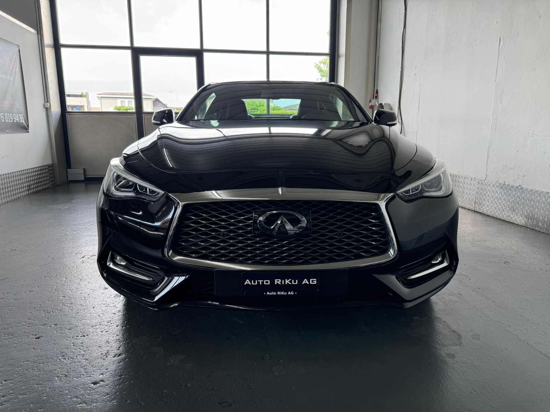 INFINITI Q60 2.0t Coupé Premium Tech Automatic-showroom-element-2