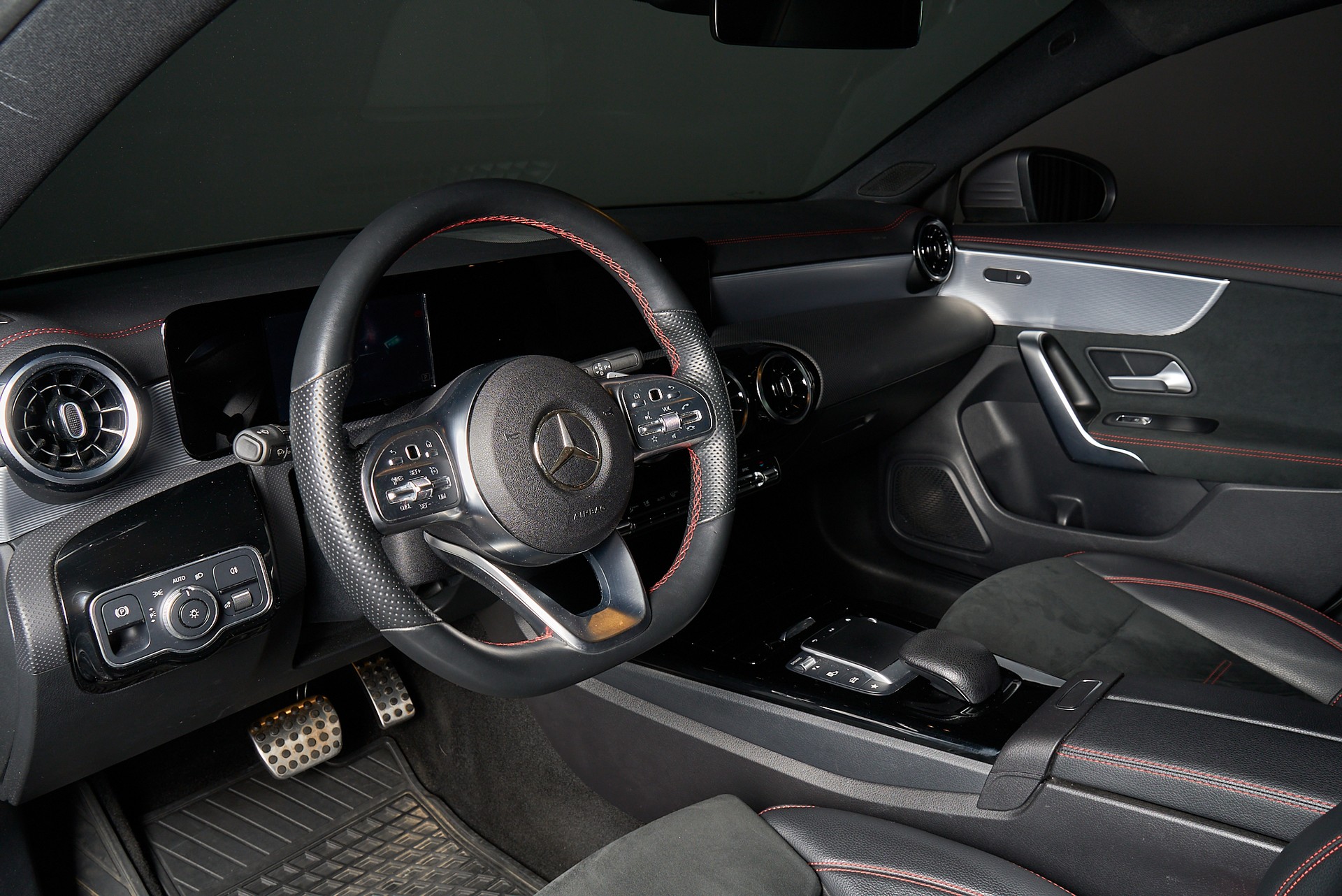 MERCEDES-BENZ CLA Shooting Brake 200 d 4Matic AMG Line-image-11
