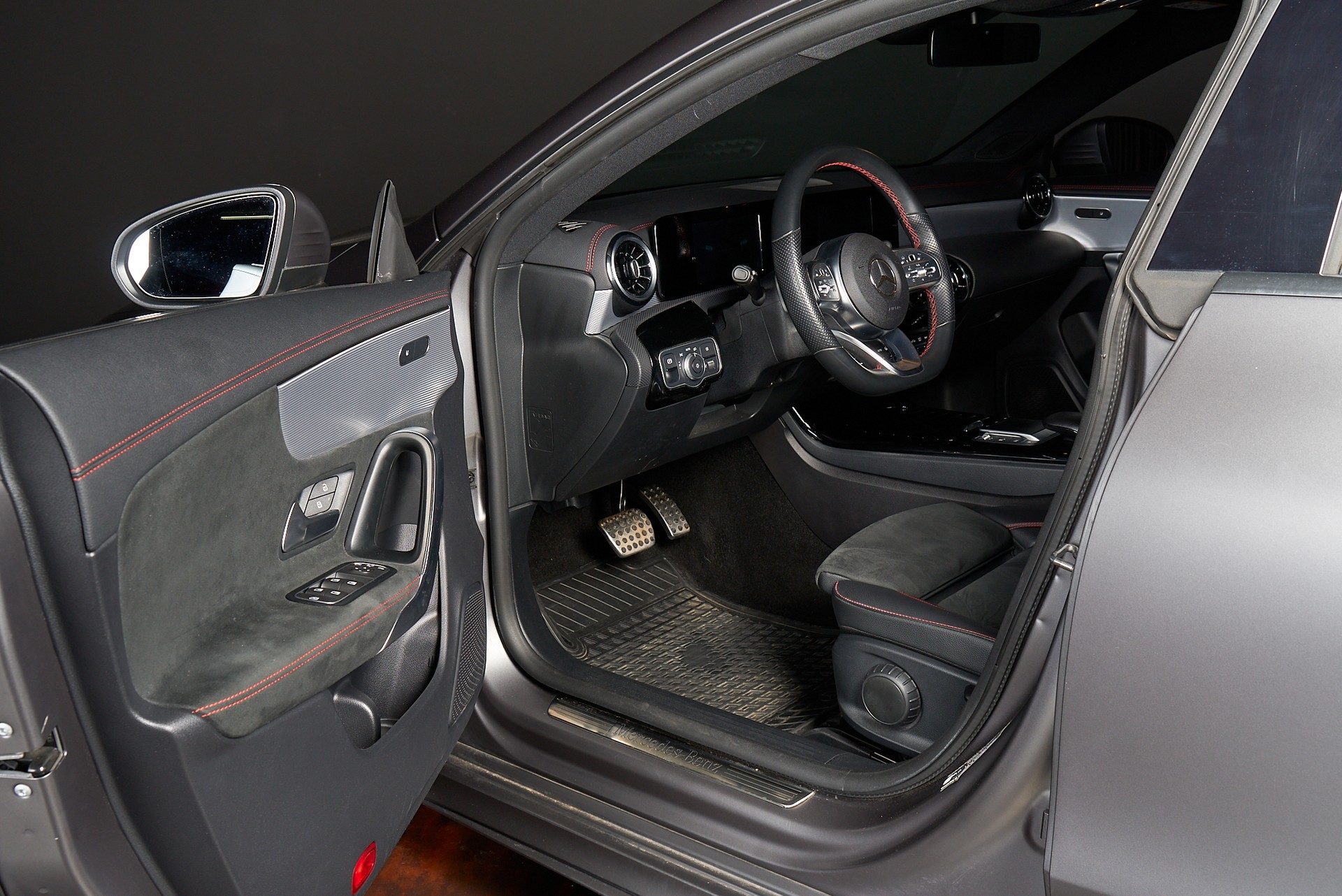 MERCEDES-BENZ CLA Shooting Brake 200 d 4Matic AMG Line-image-10