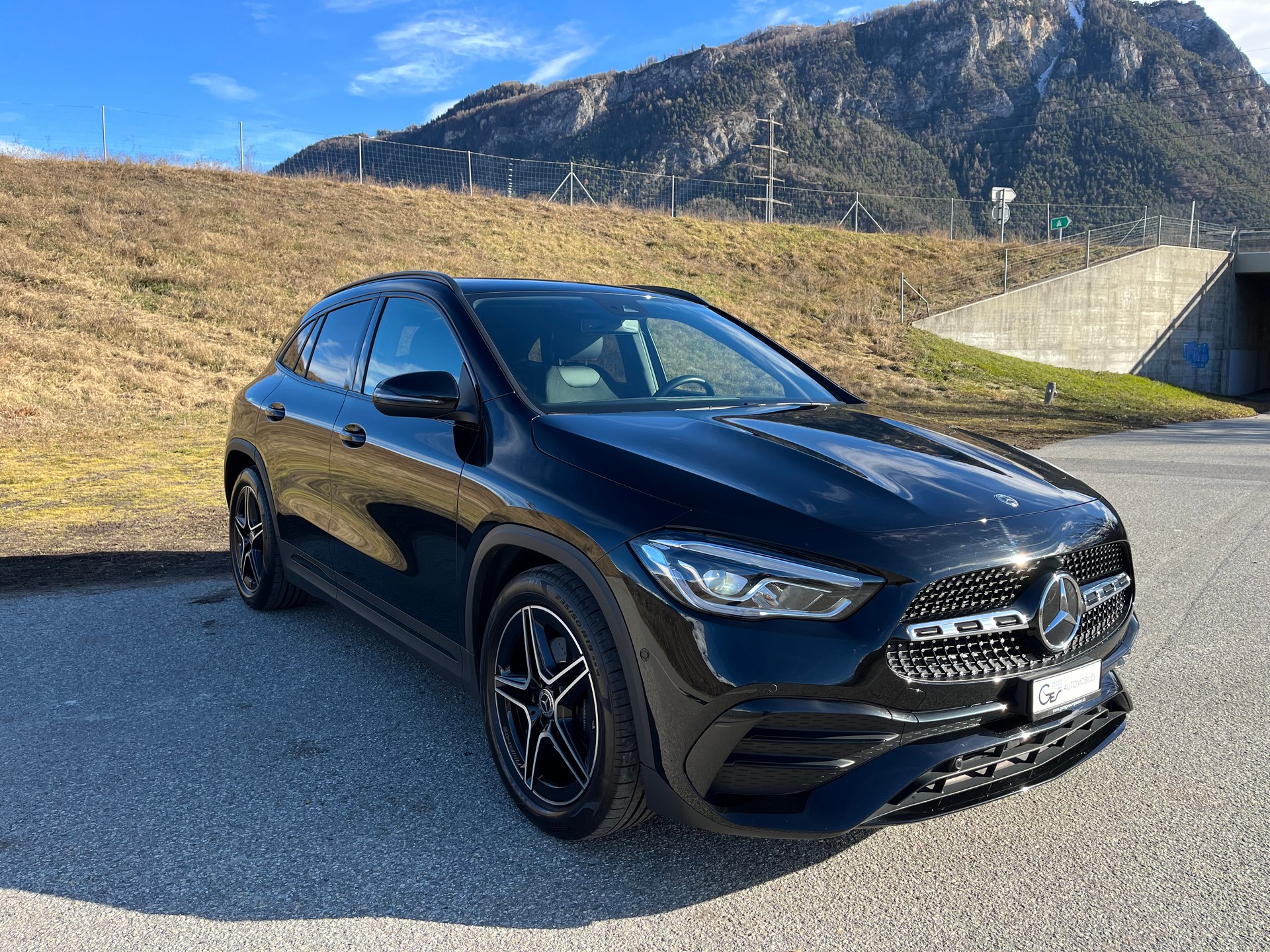 MERCEDES-BENZ GLA 200 AMG Line 7G-DCT-showroom-element-2