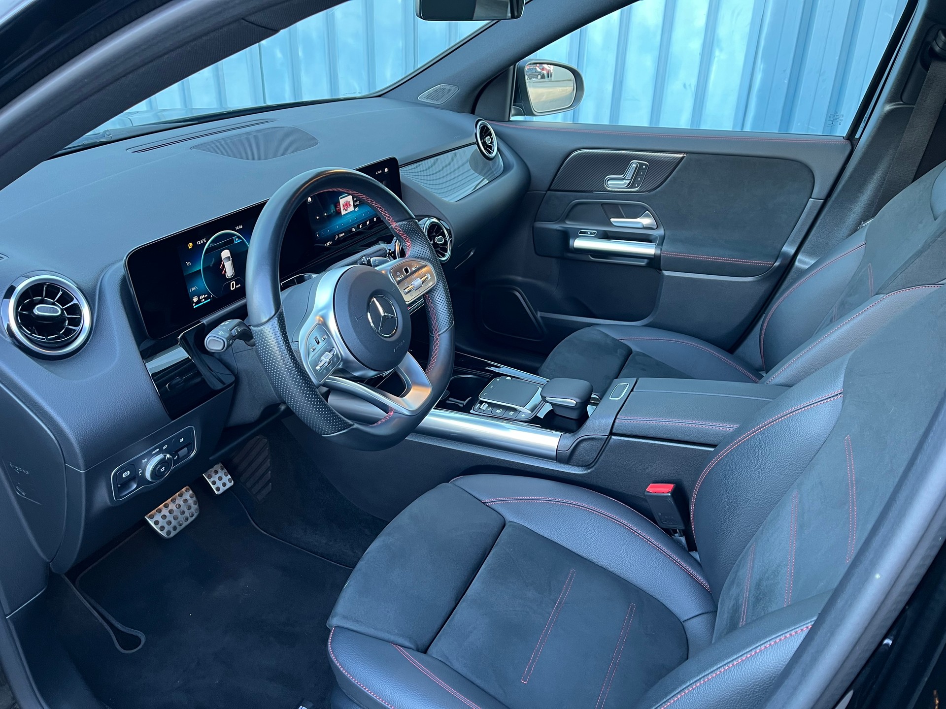 MERCEDES-BENZ GLA 200 AMG Line 7G-DCT-image-12