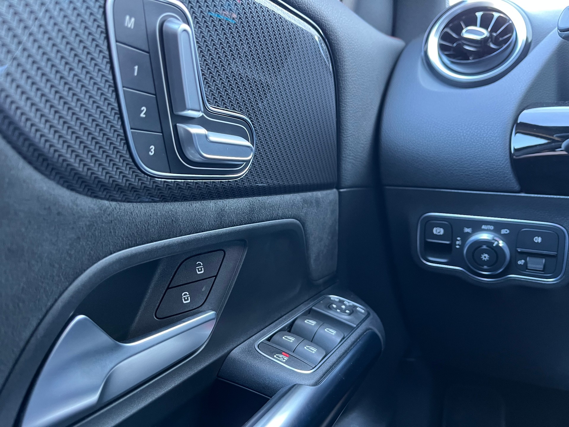 MERCEDES-BENZ GLA 200 AMG Line 7G-DCT-image-21