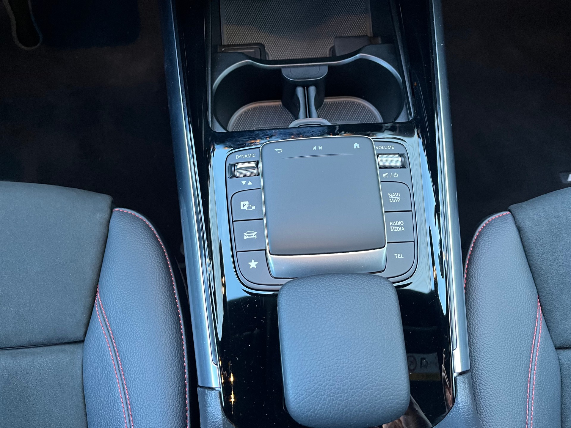 MERCEDES-BENZ GLA 200 AMG Line 7G-DCT-image-19