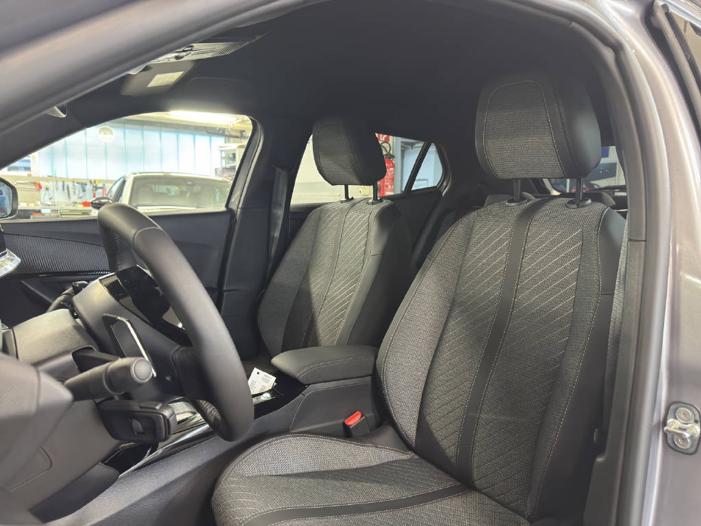 PEUGEOT 2008 1.2 Hybrid 145 Allure Premium-image-4
