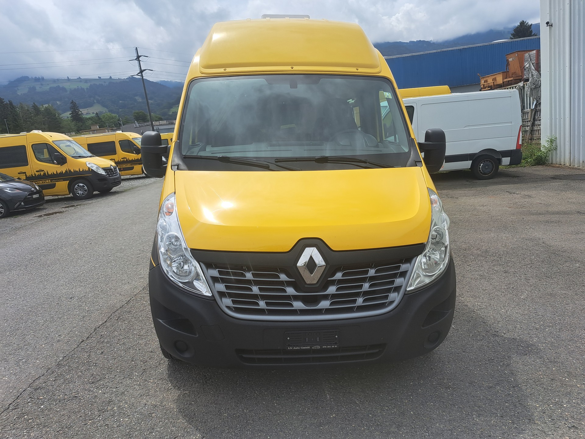 RENAULT Wohnmobil-showroom-element-2