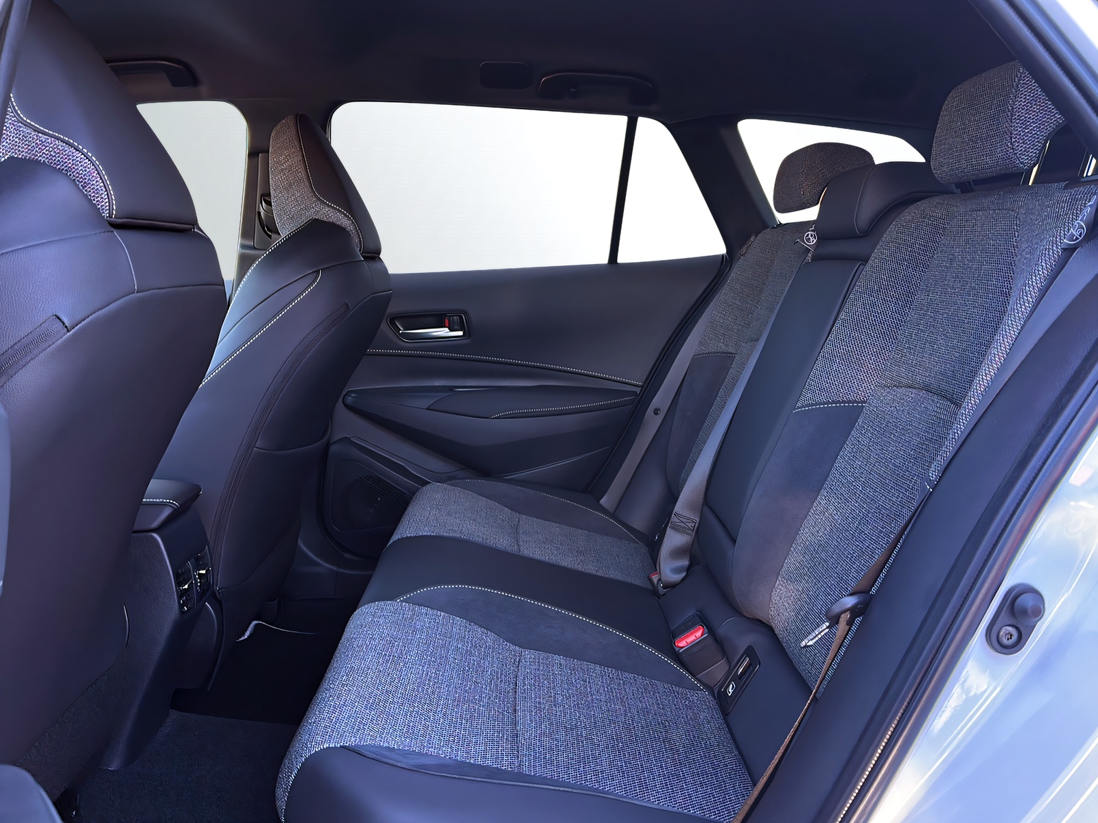 TOYOTA Corolla Touring Sports 2.0 HSD Swiss Edition e-CVT-image-9