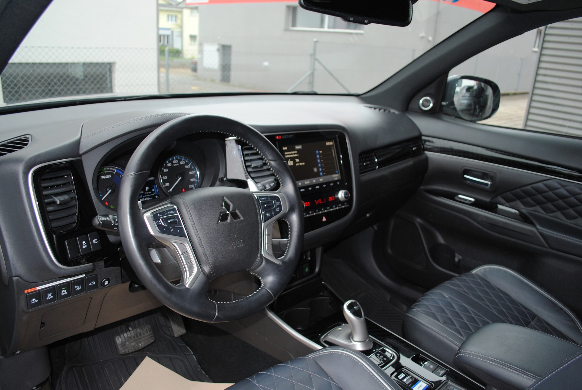 MITSUBISHI Outlander 2.4 PHEV Diamond 4WD Automatic-image-11