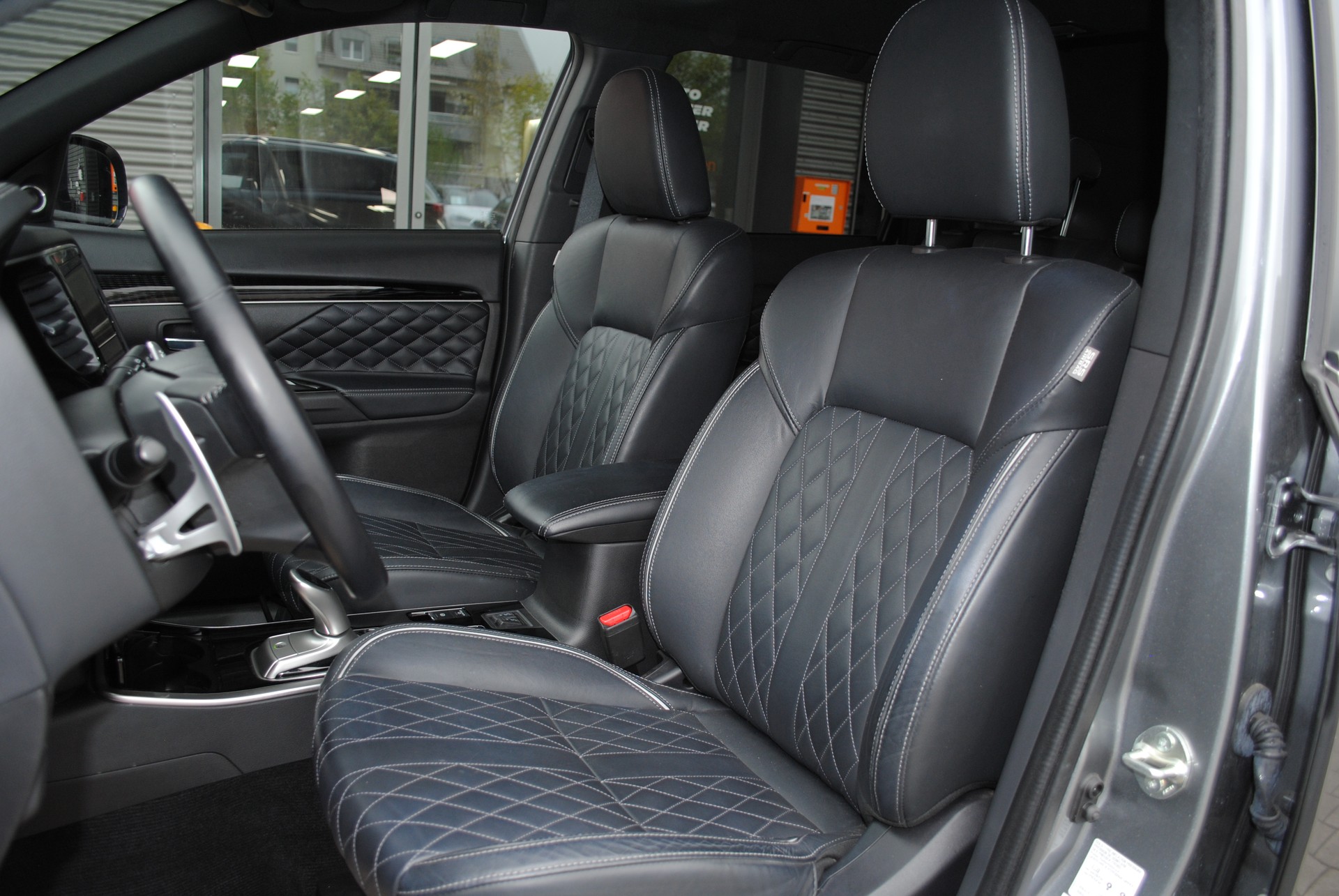 MITSUBISHI Outlander 2.4 PHEV Diamond 4WD Automatic-image-10