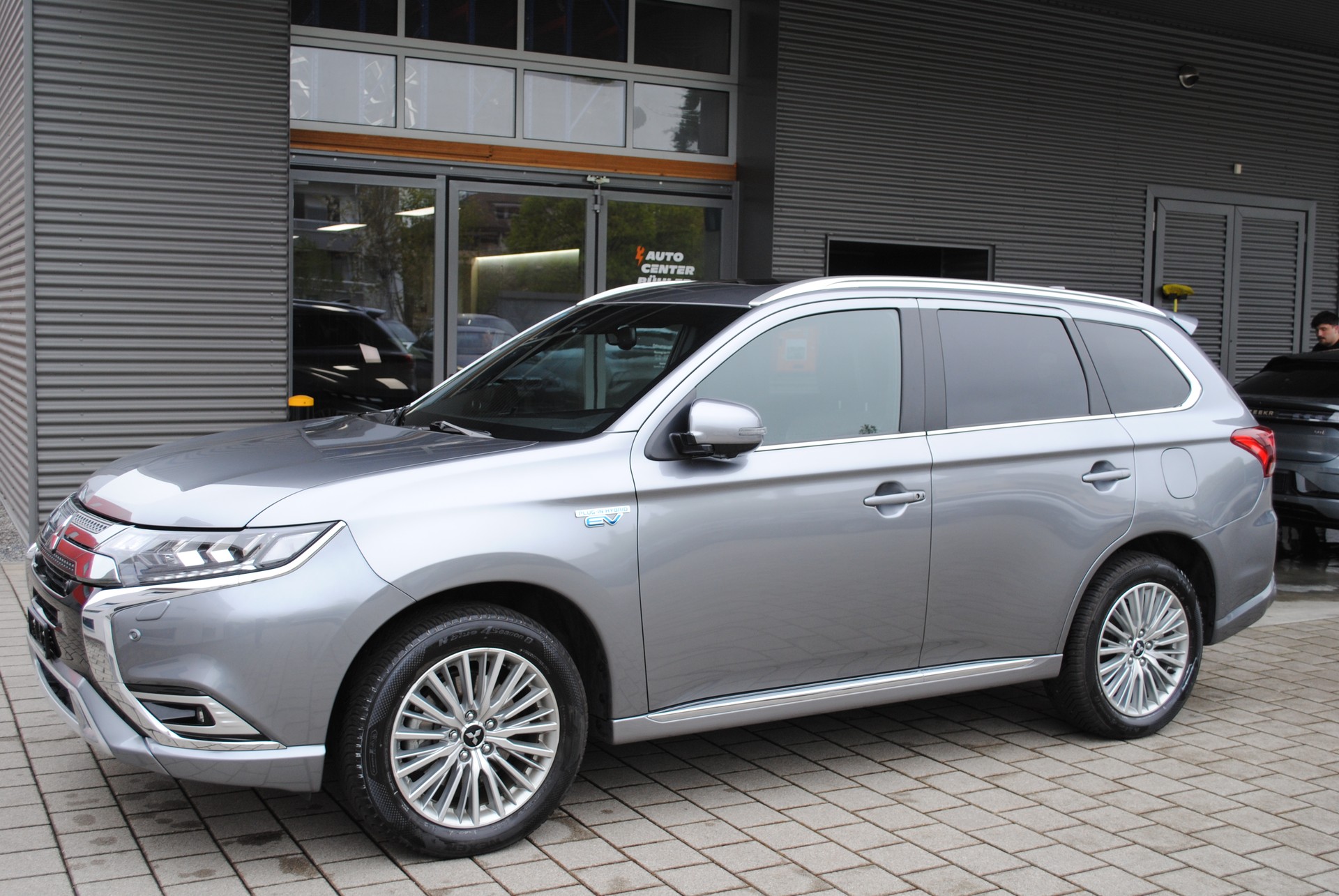 MITSUBISHI Outlander 2.4 PHEV Diamond 4WD Automatic-image-4