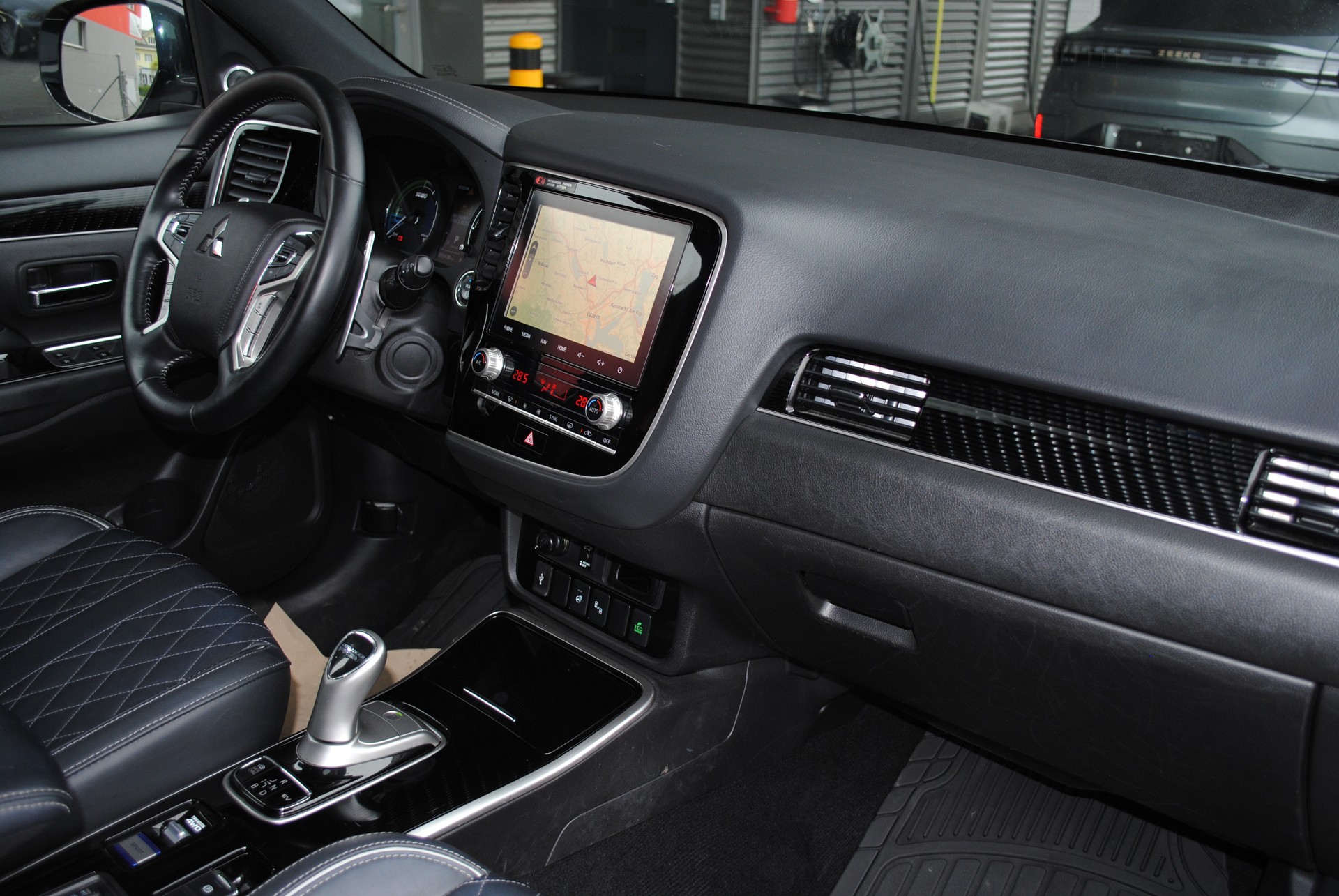 MITSUBISHI Outlander 2.4 PHEV Diamond 4WD Automatic-image-13