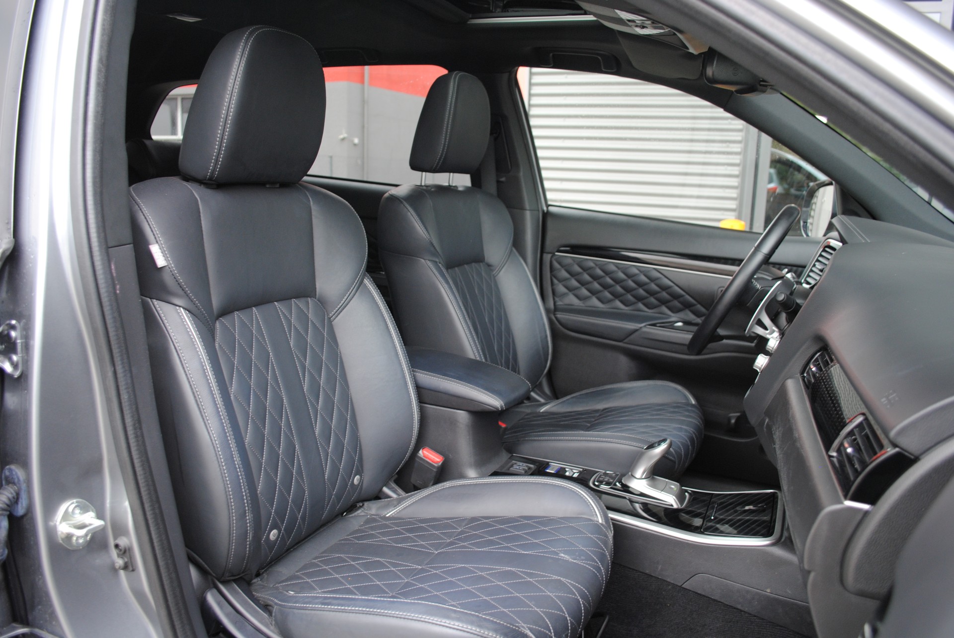 MITSUBISHI Outlander 2.4 PHEV Diamond 4WD Automatic-image-14