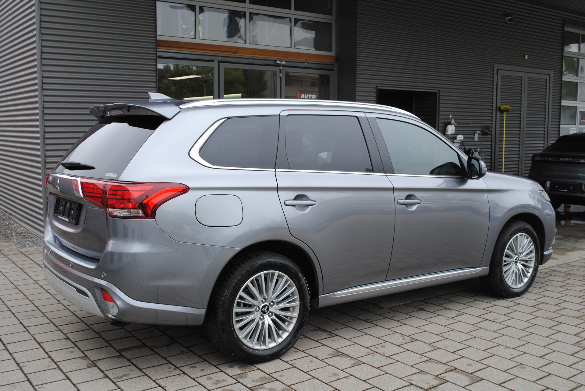 MITSUBISHI Outlander 2.4 PHEV Diamond 4WD Automatic-image-7