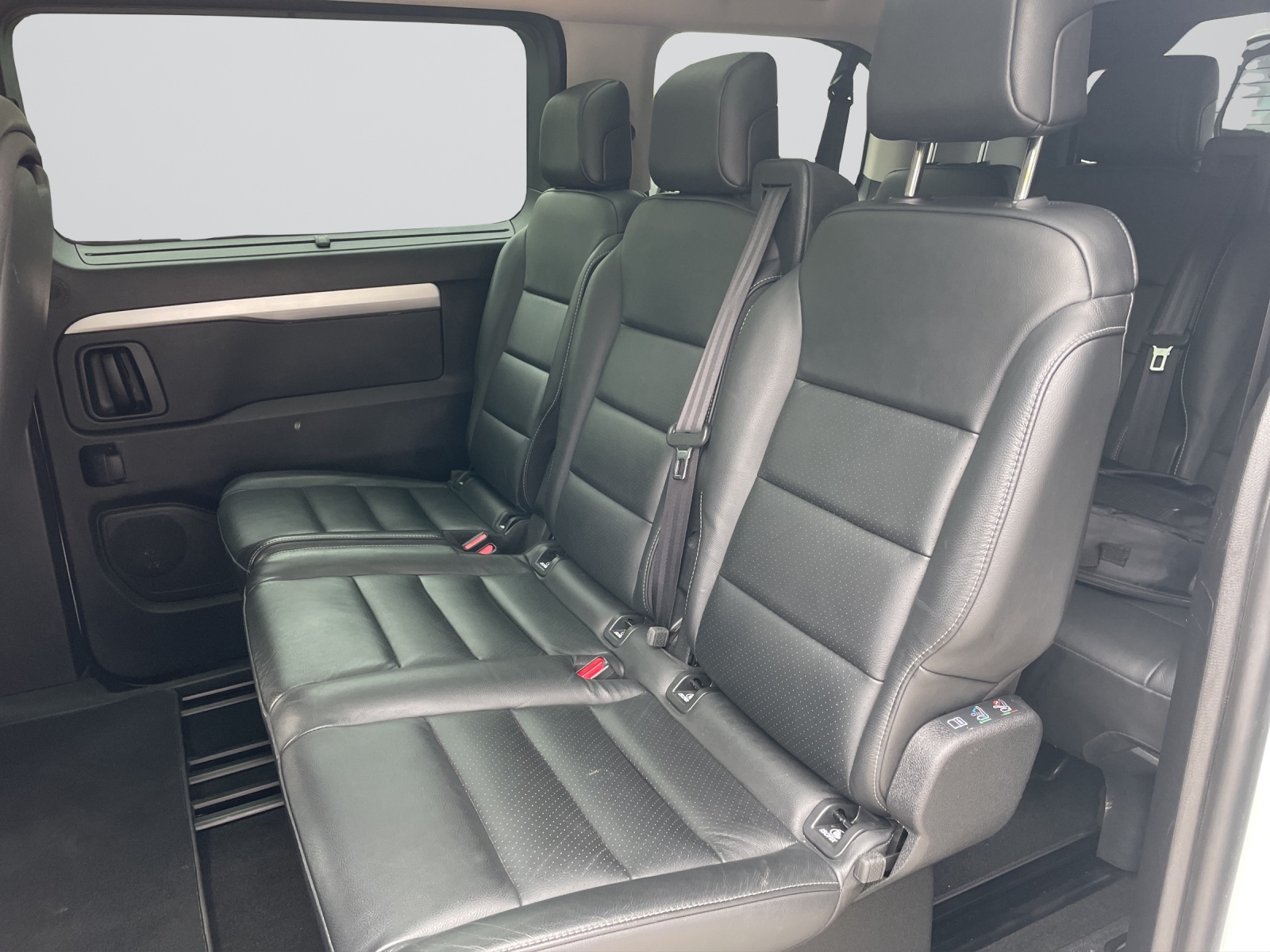 PEUGEOT eTraveller50 Allure Stand-image-7