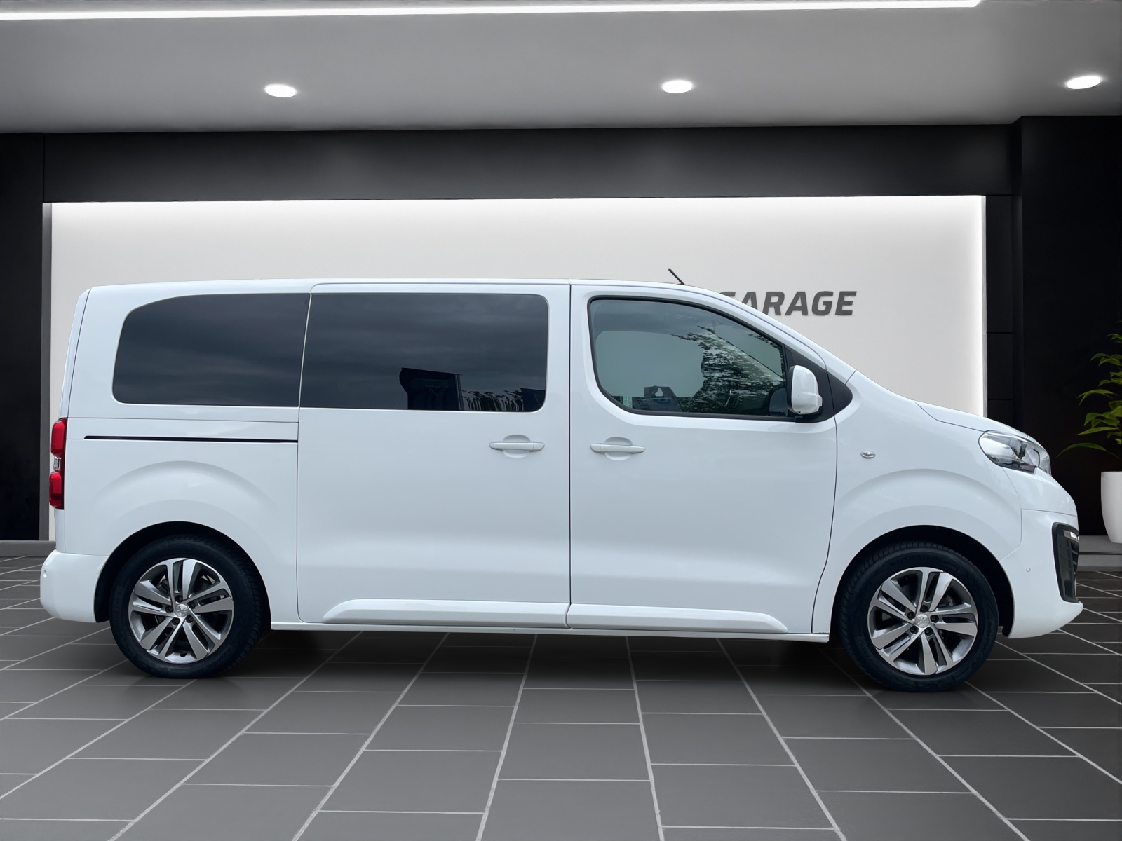 PEUGEOT eTraveller50 Allure Stand-showroom-element-2