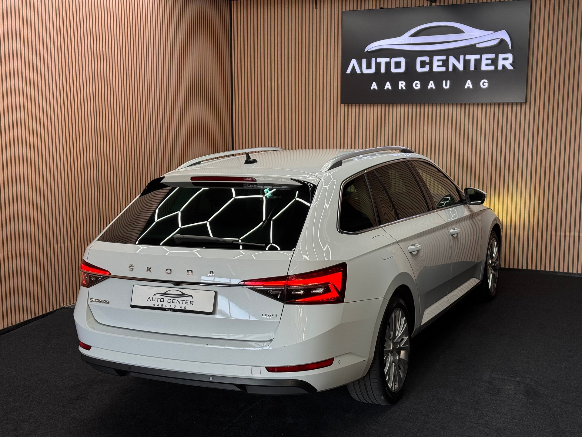 SKODA Superb Combi 2.0 TDI 200 Style 4x4 DSG | 1 Jahr Garantie | 360° Kamera | *ab CHF 199.-/ Monat*-image-4