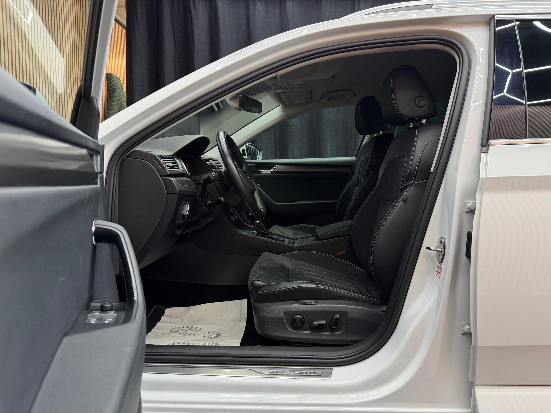 SKODA Superb Combi 2.0 TDI 200 Style 4x4 DSG | 1 Jahr Garantie | 360° Kamera | *ab CHF 199.-/ Monat*-image-9