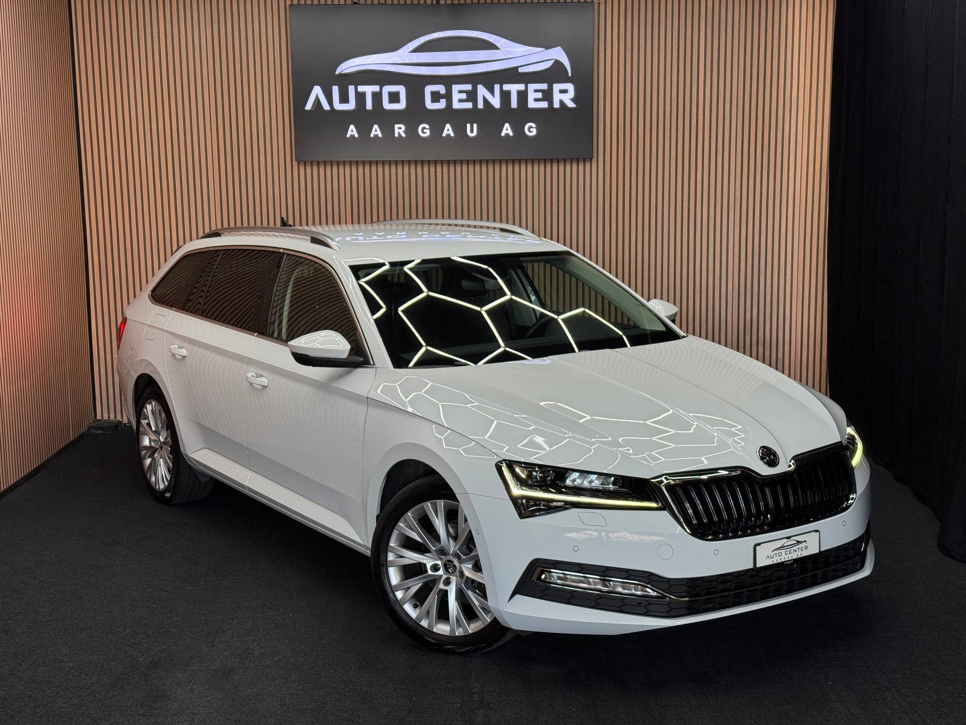 SKODA Superb Combi 2.0 TDI 200 Style 4x4 DSG | 1 Jahr Garantie | 360° Kamera | *ab CHF 199.-/ Monat*