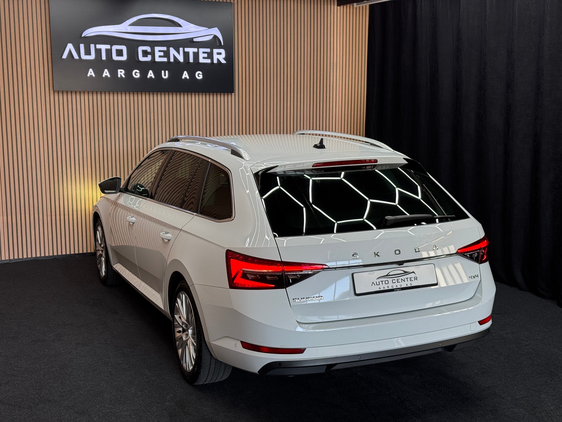 SKODA Superb Combi 2.0 TDI 200 Style 4x4 DSG | 1 Jahr Garantie | 360° Kamera | *ab CHF 199.-/ Monat*-showroom-element-3