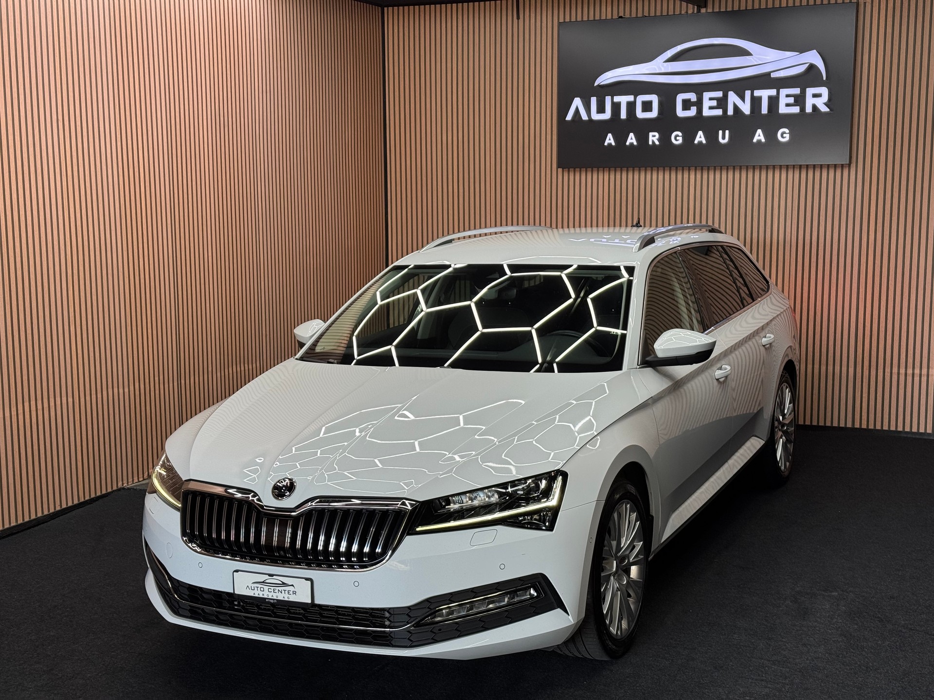 SKODA Superb Combi 2.0 TDI 200 Style 4x4 DSG | 1 Jahr Garantie | 360° Kamera | *ab CHF 199.-/ Monat*-showroom-element-2