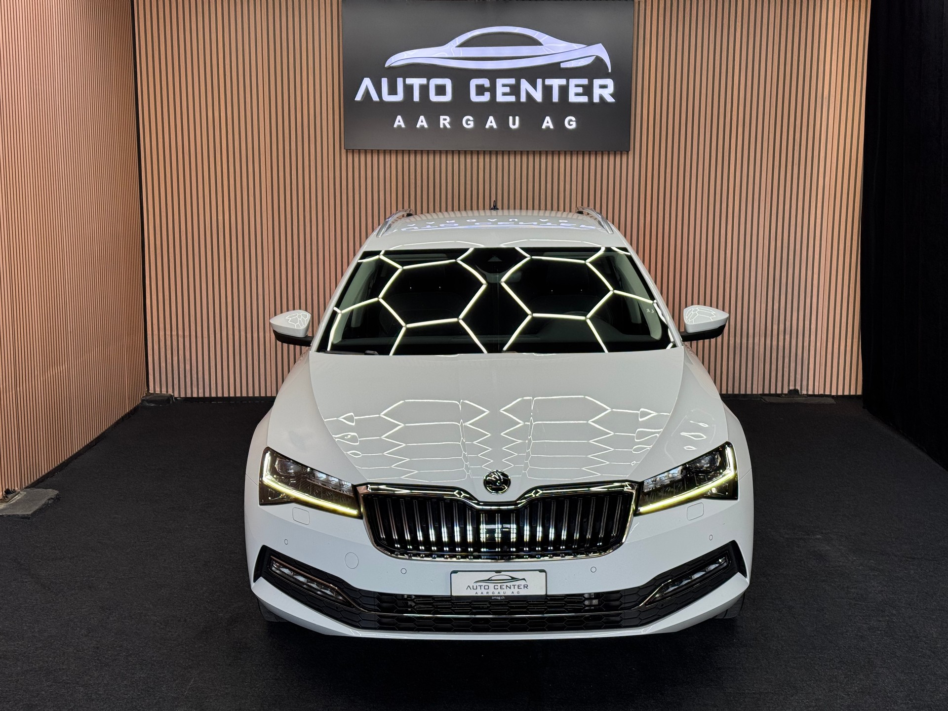 SKODA Superb Combi 2.0 TDI 200 Style 4x4 DSG | 1 Jahr Garantie | 360° Kamera | *ab CHF 199.-/ Monat*-showroom-element-1