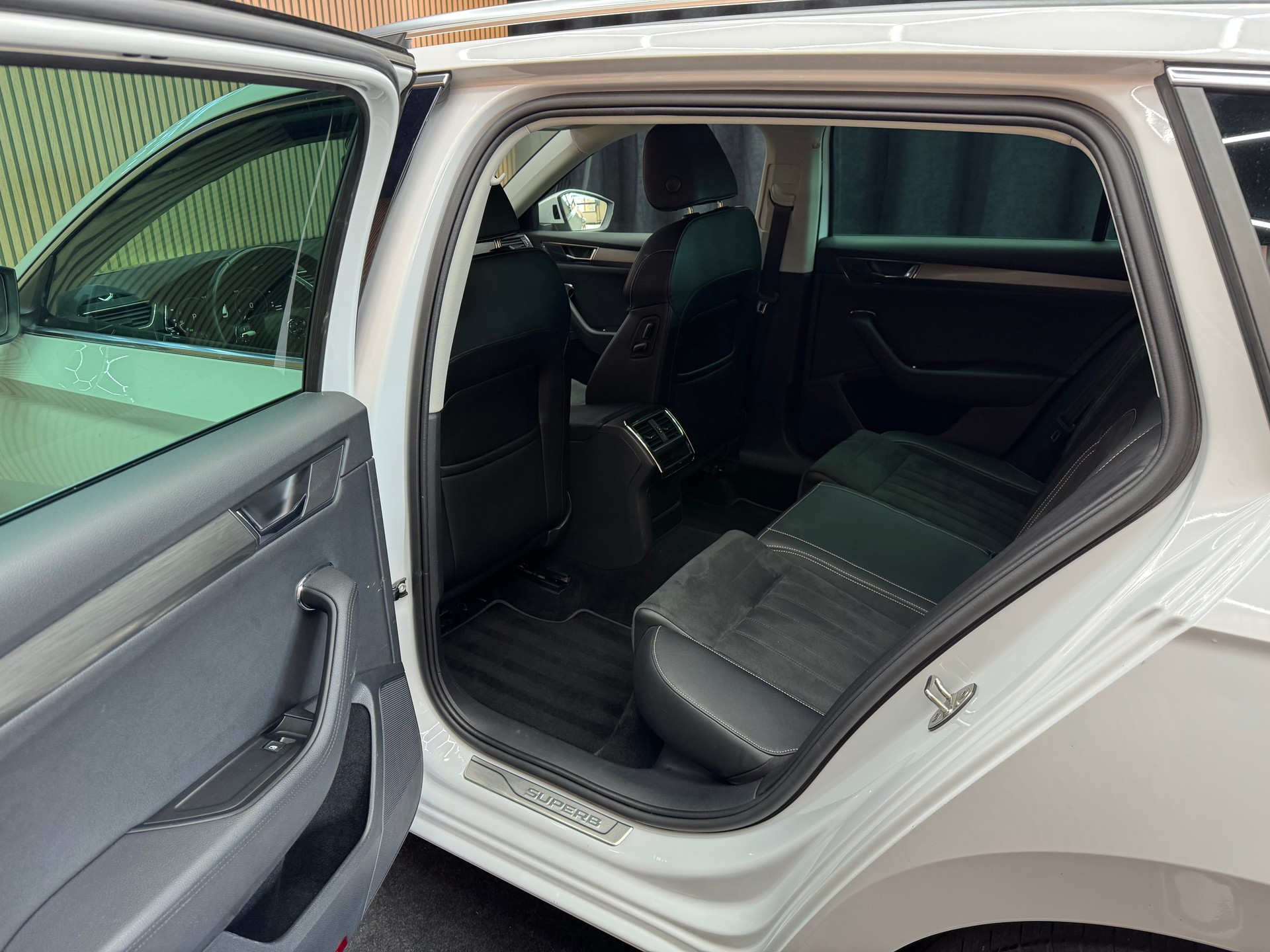 SKODA Superb Combi 2.0 TDI 200 Style 4x4 DSG | 1 Jahr Garantie | 360° Kamera | *ab CHF 199.-/ Monat*-image-10