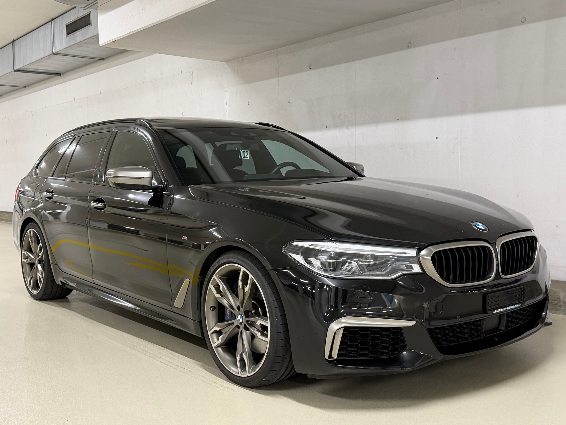 BMW M550d xDrive Touring Steptronic-showroom-element-2