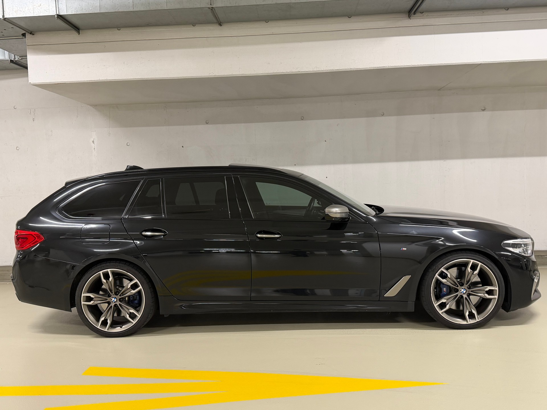 BMW M550d xDrive Touring Steptronic-showroom-element-3