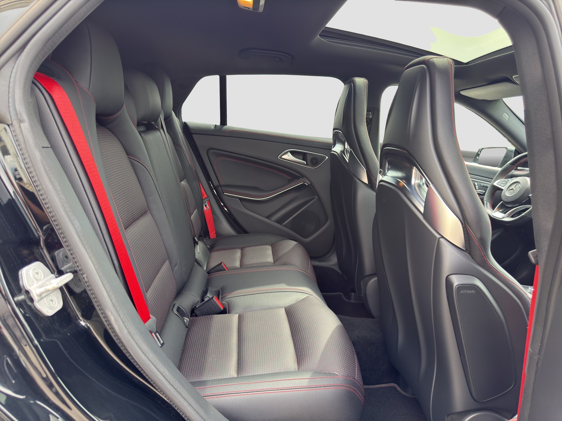 MERCEDES-BENZ CLA Shooting Brake 45 AMG 4Matic Speedshift-image-14
