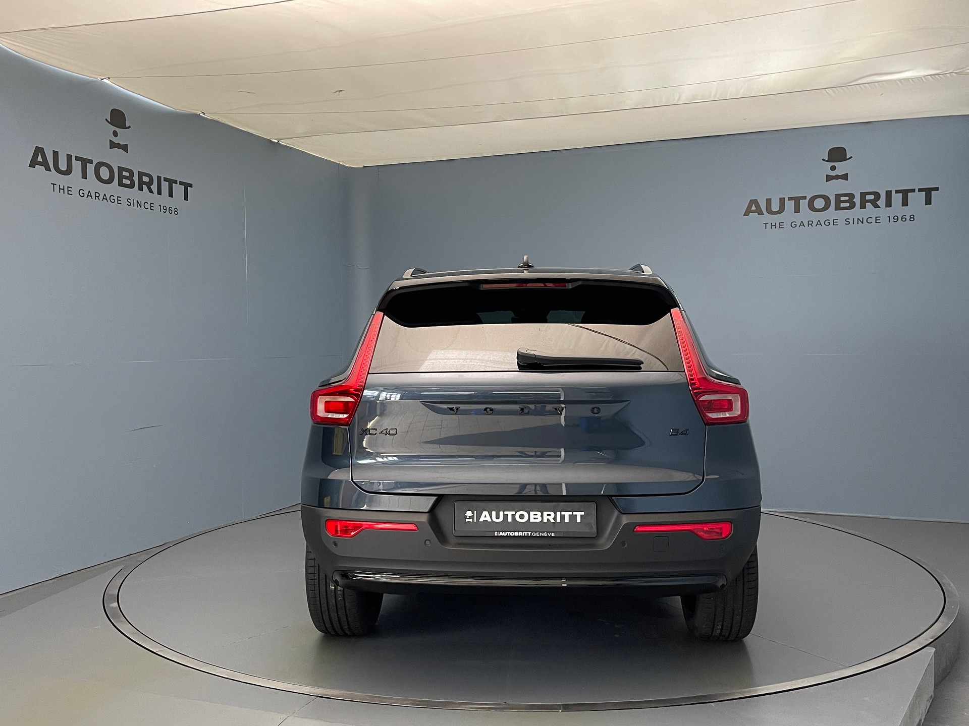 VOLVO XC40 2.0 B4 MH Black Edition-showroom-element-1