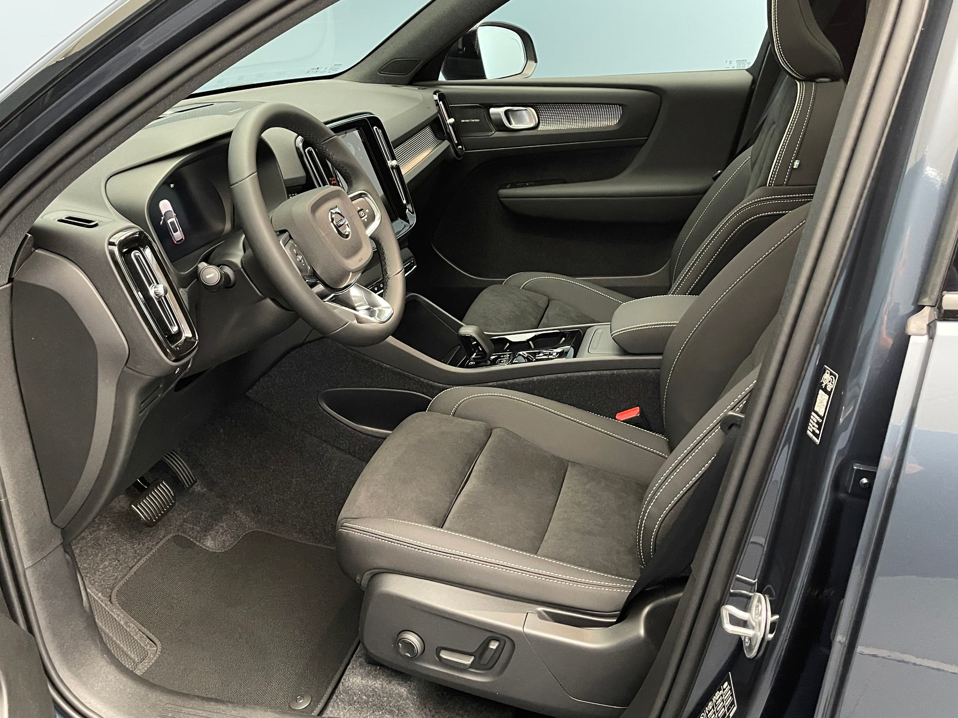 VOLVO XC40 2.0 B4 MH Black Edition-image-9