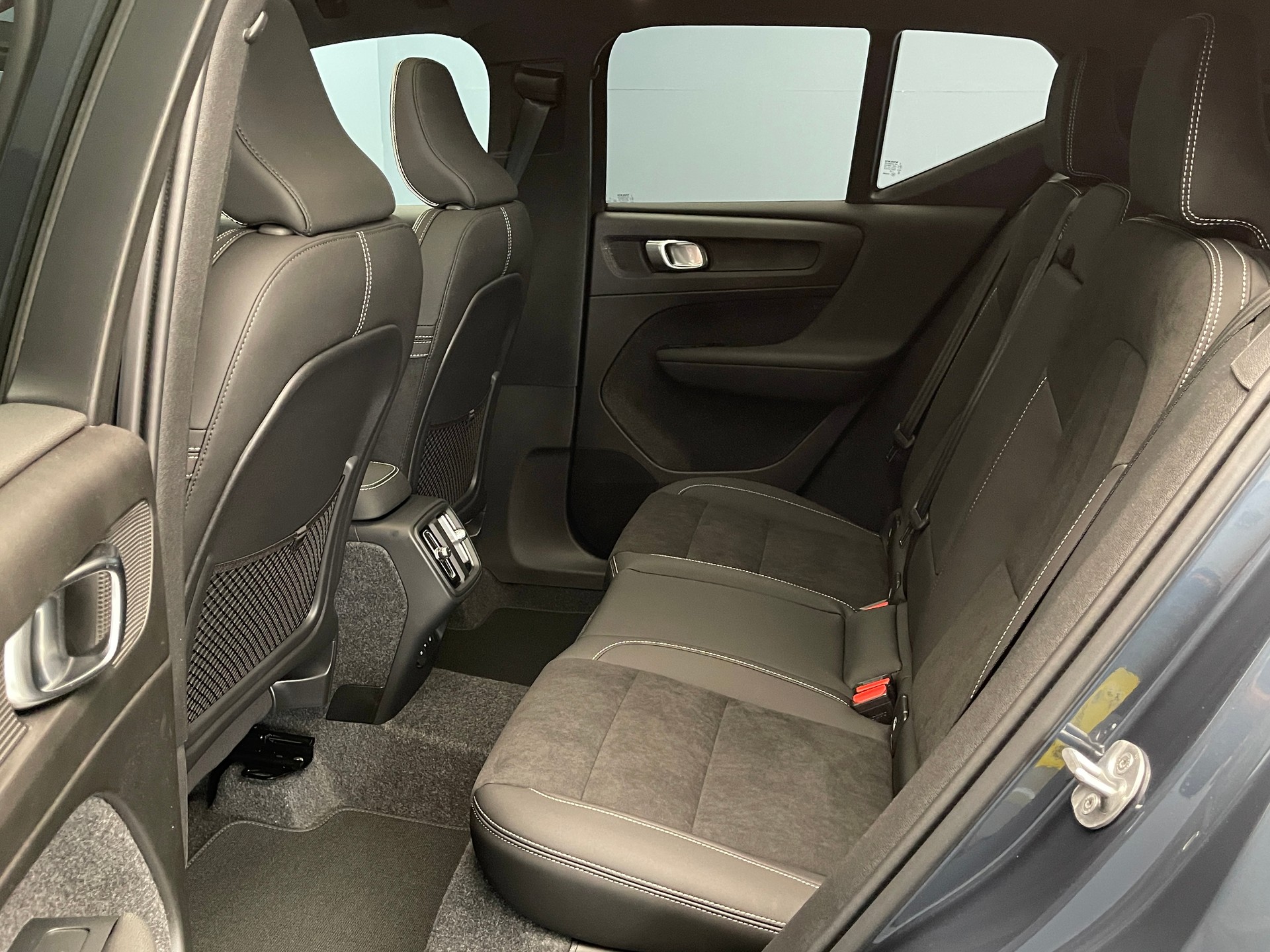 VOLVO XC40 2.0 B4 MH Black Edition-image-7