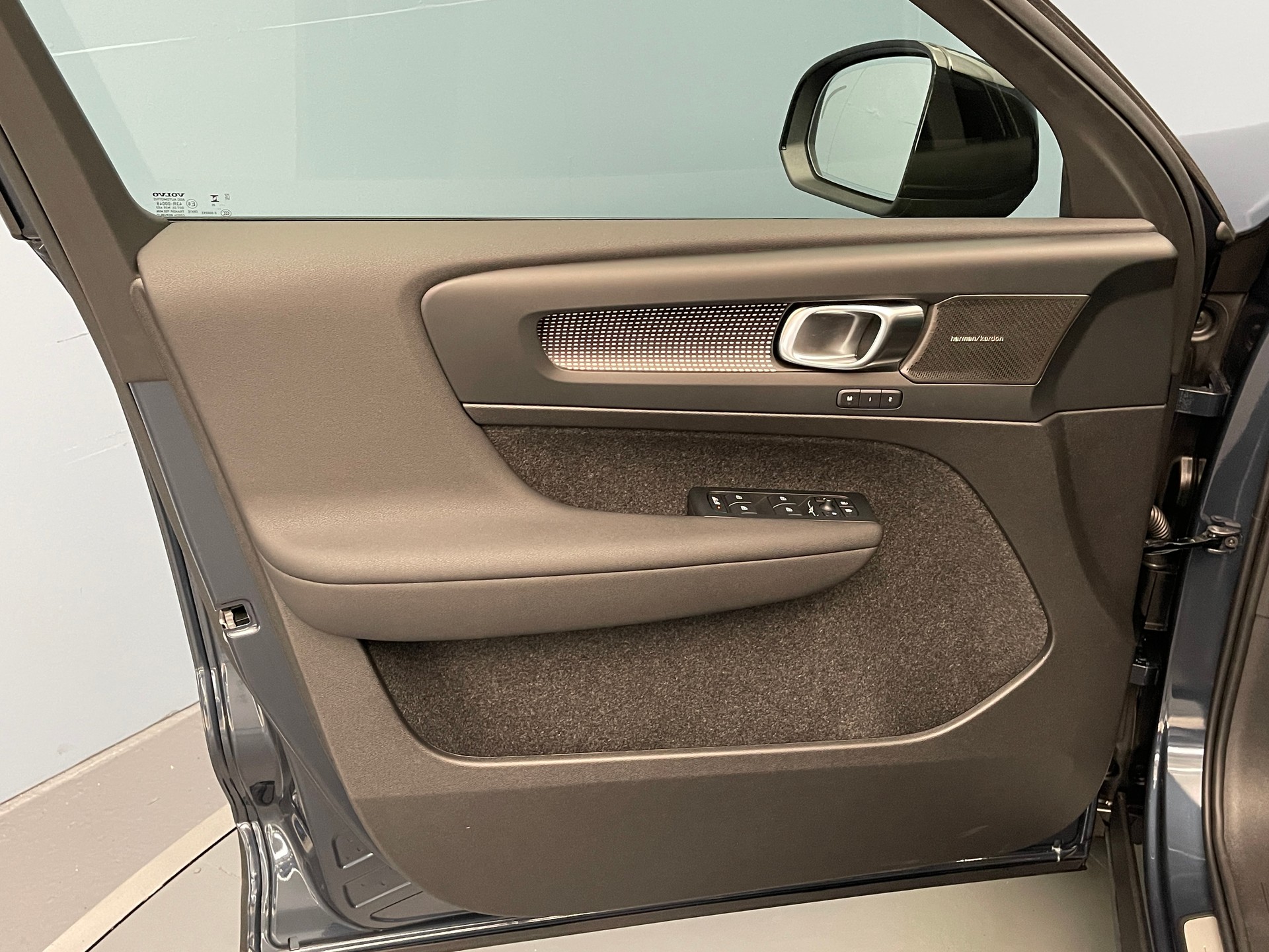 VOLVO XC40 2.0 B4 MH Black Edition-image-12