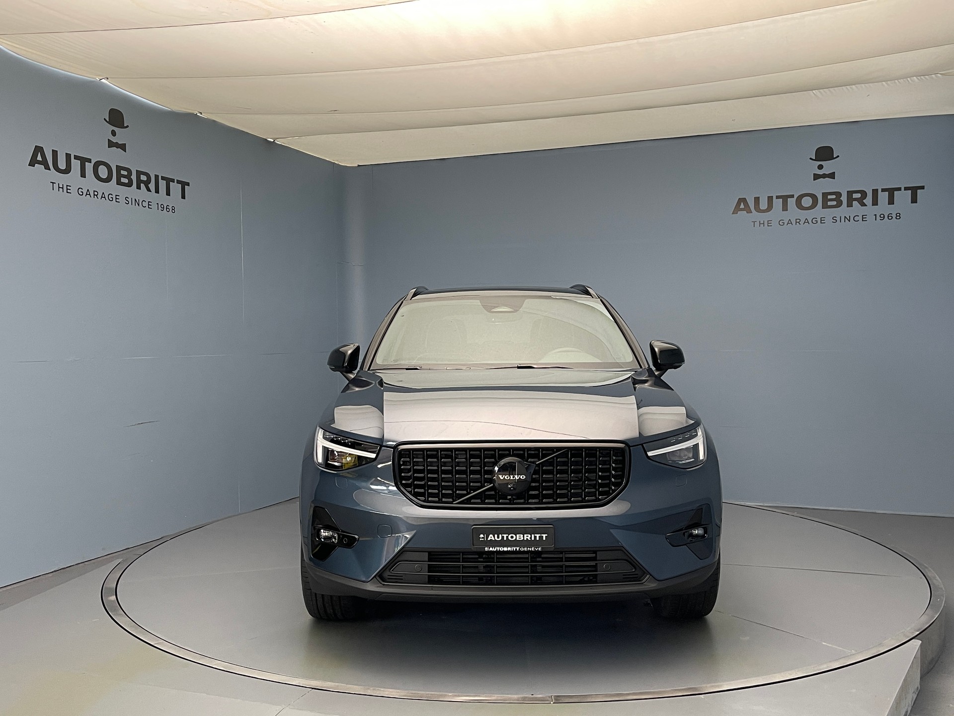 VOLVO XC40 2.0 B4 MH Black Edition-showroom-element-2
