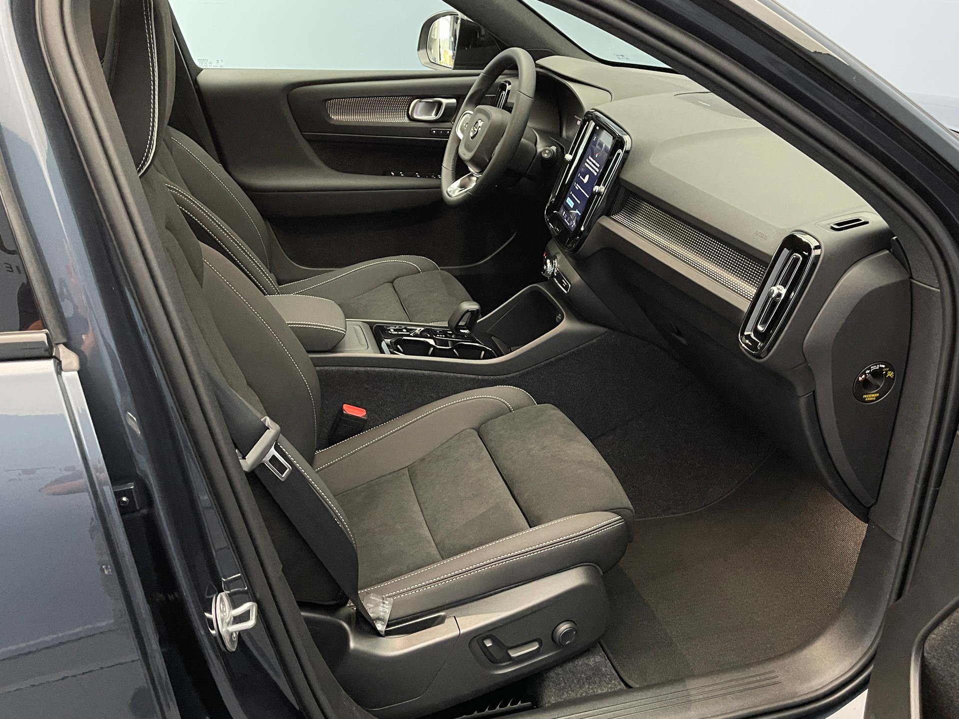 VOLVO XC40 2.0 B4 MH Black Edition-image-13