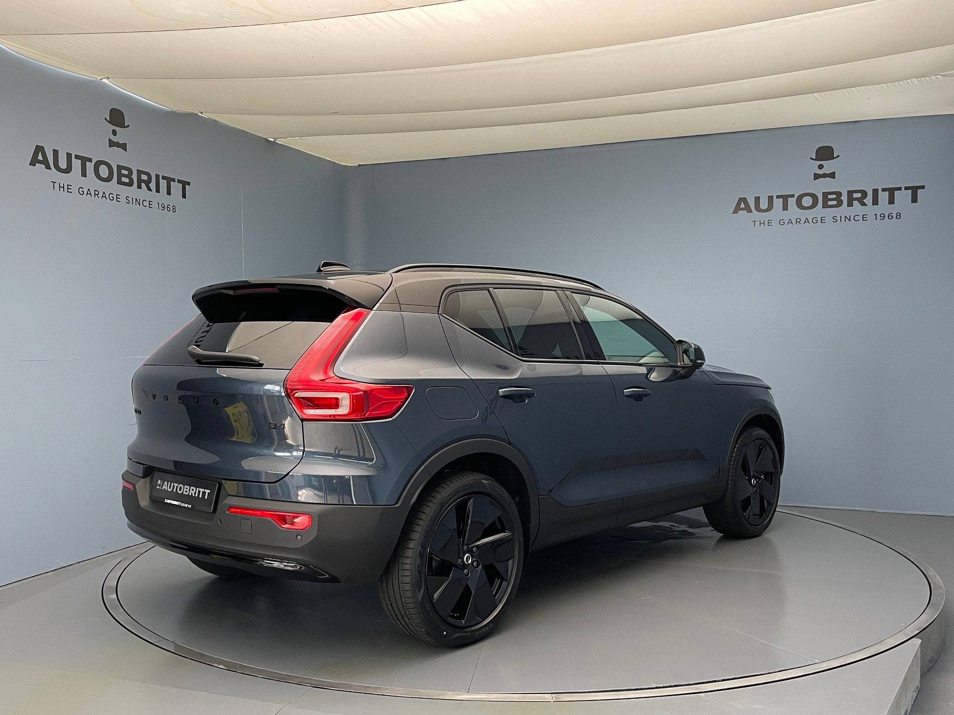 VOLVO XC40 2.0 B4 MH Black Edition-image-4