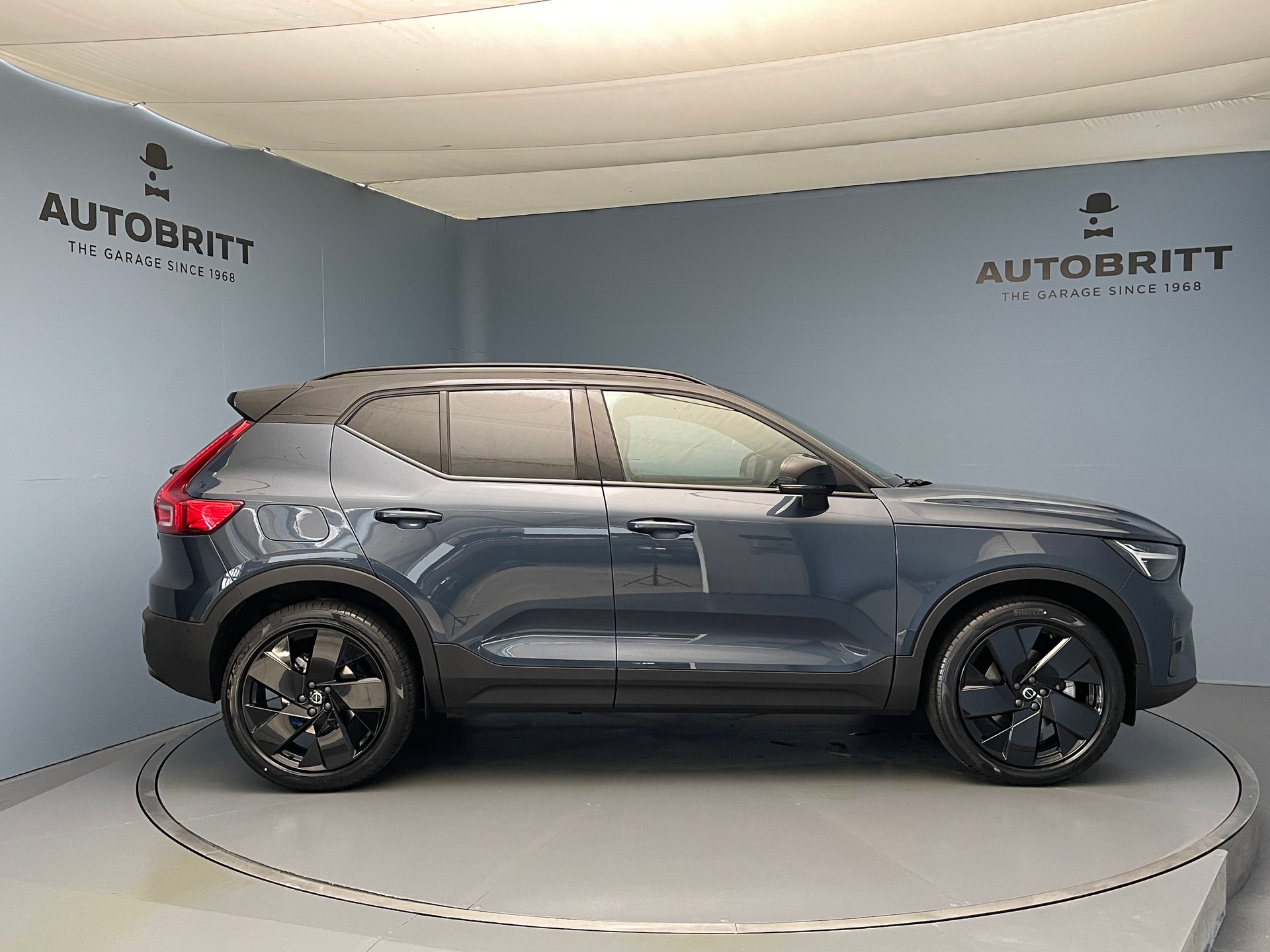 VOLVO XC40 2.0 B4 MH Black Edition-showroom-element-3