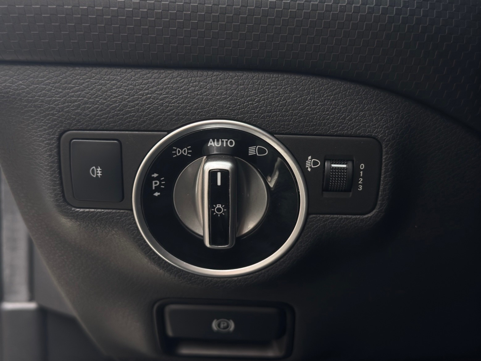 MERCEDES-BENZ A 220 Urban 4Matic 7G-DCT-image-16