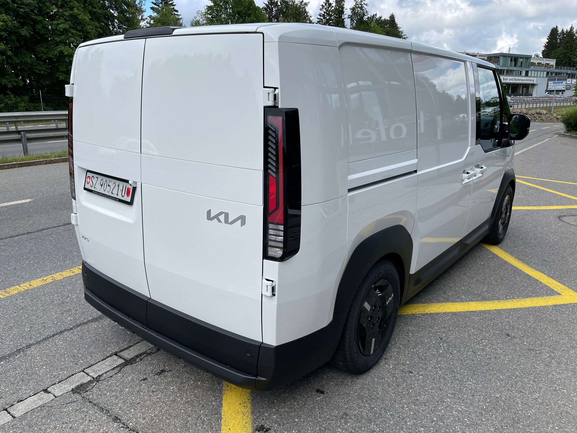 KIA PV5 Cargo 71.2 kWh Plus Würth EDITION Handwerkerausbau-image-11
