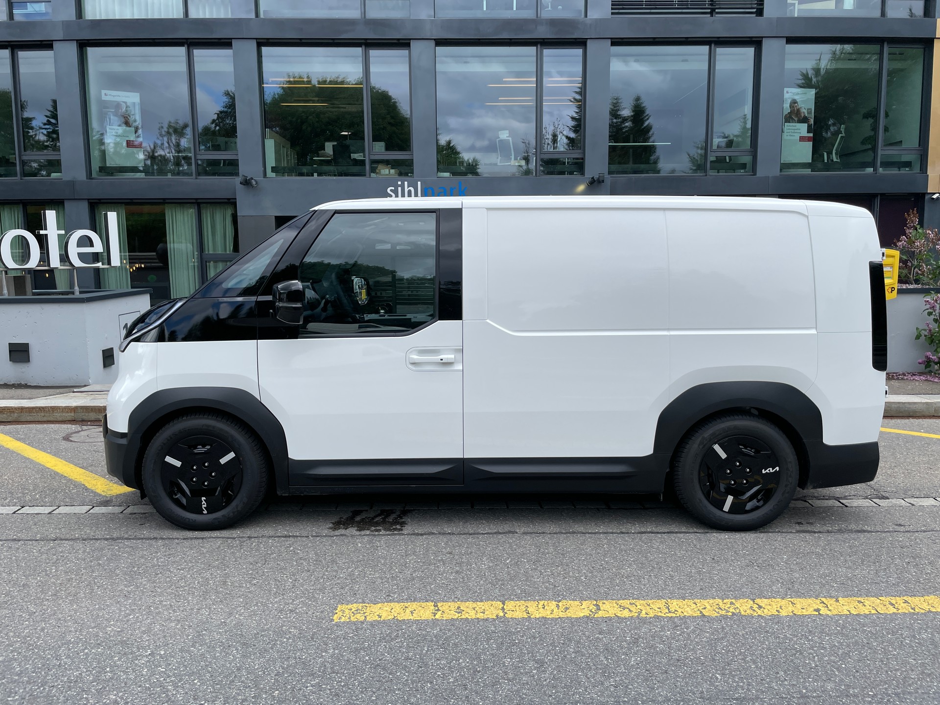 KIA PV5 Cargo 71.2 kWh Plus Würth EDITION Handwerkerausbau-image-23