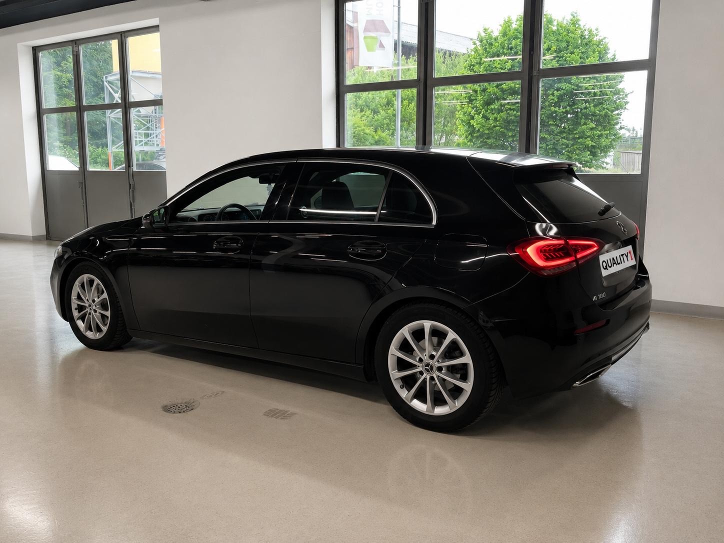 MERCEDES-BENZ A 180 | CH-Fahrzeug | Elegantes Luxus-Interieur-image-5