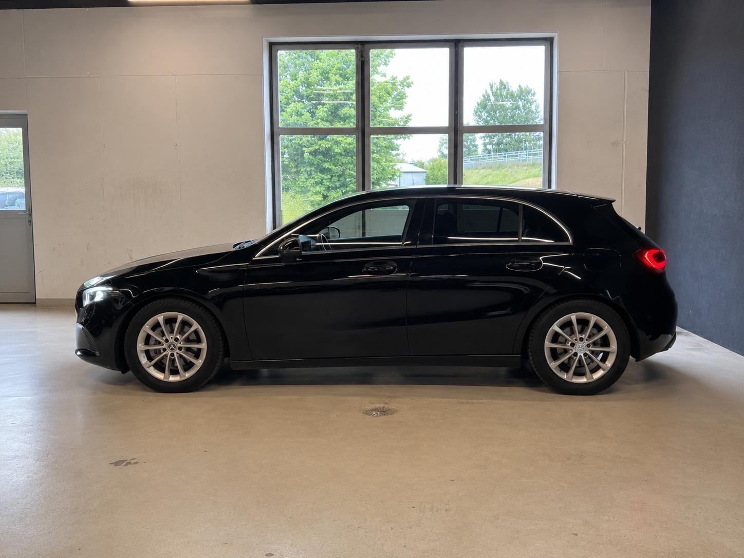 MERCEDES-BENZ A 180 | CH-Fahrzeug | Elegantes Luxus-Interieur-image-7