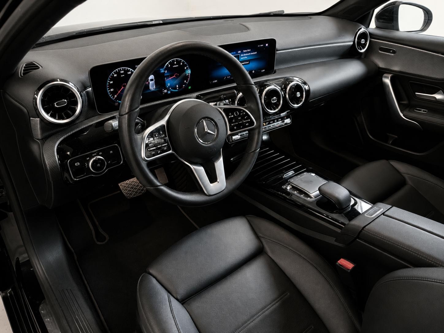 MERCEDES-BENZ A 180 | CH-Fahrzeug | Elegantes Luxus-Interieur-image-10
