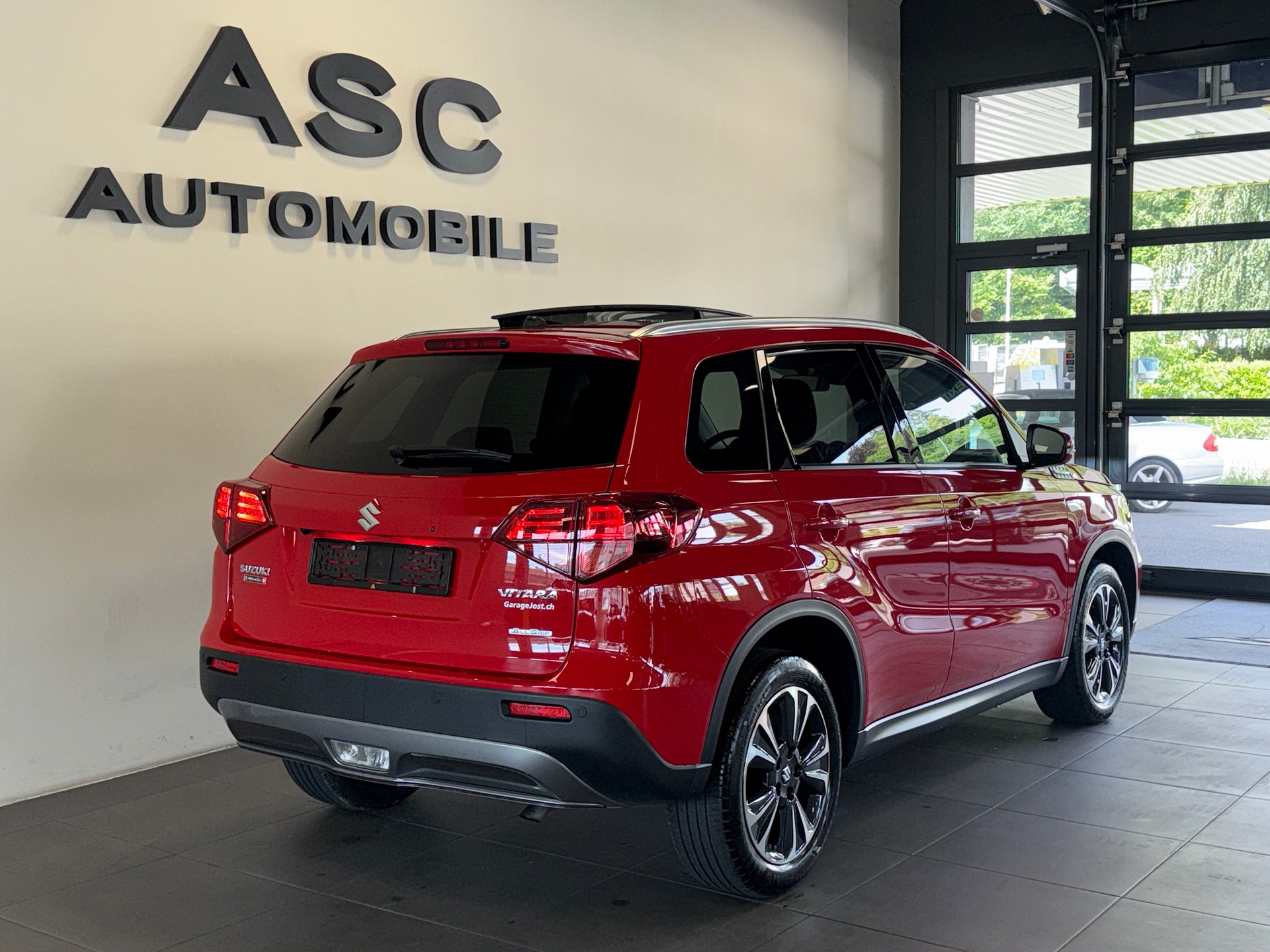 SUZUKI Vitara 1.4 Boosterjet Compact Top Automatic SWISS EDITION-showroom-element-2