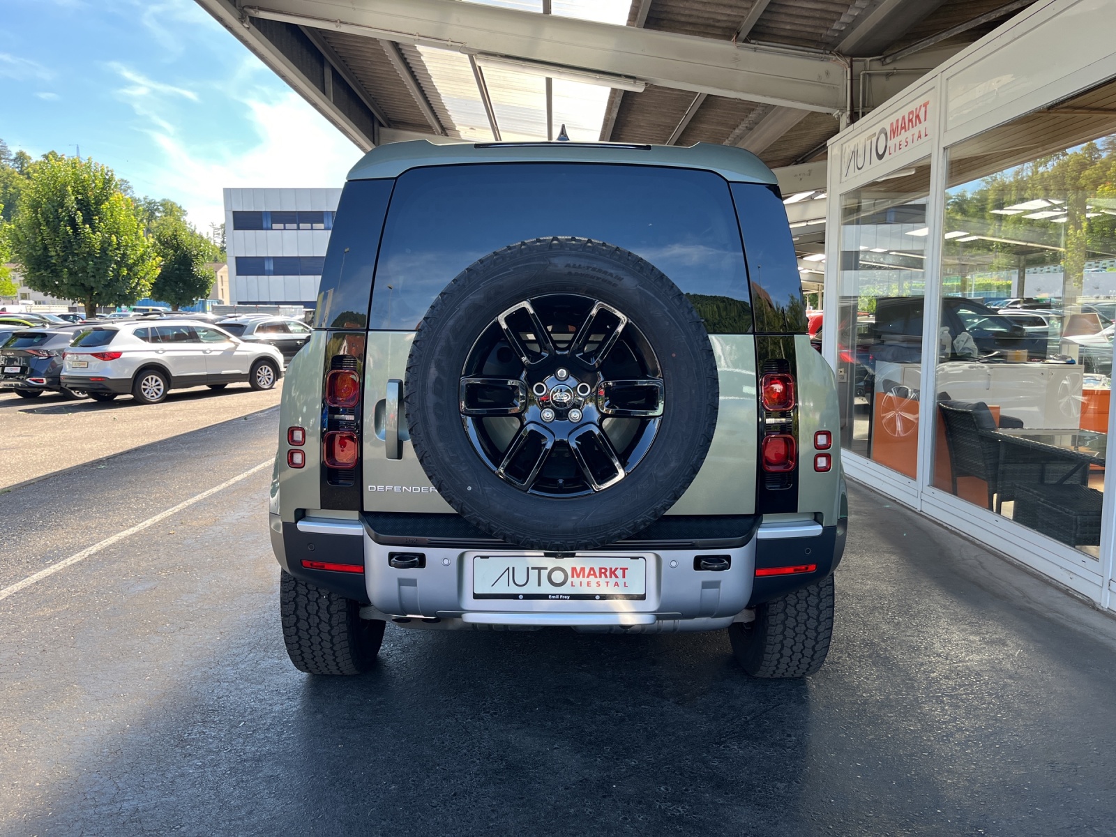 LAND ROVER Defender 110 3.0 D I6 250 S AWD AT8-showroom-element-3