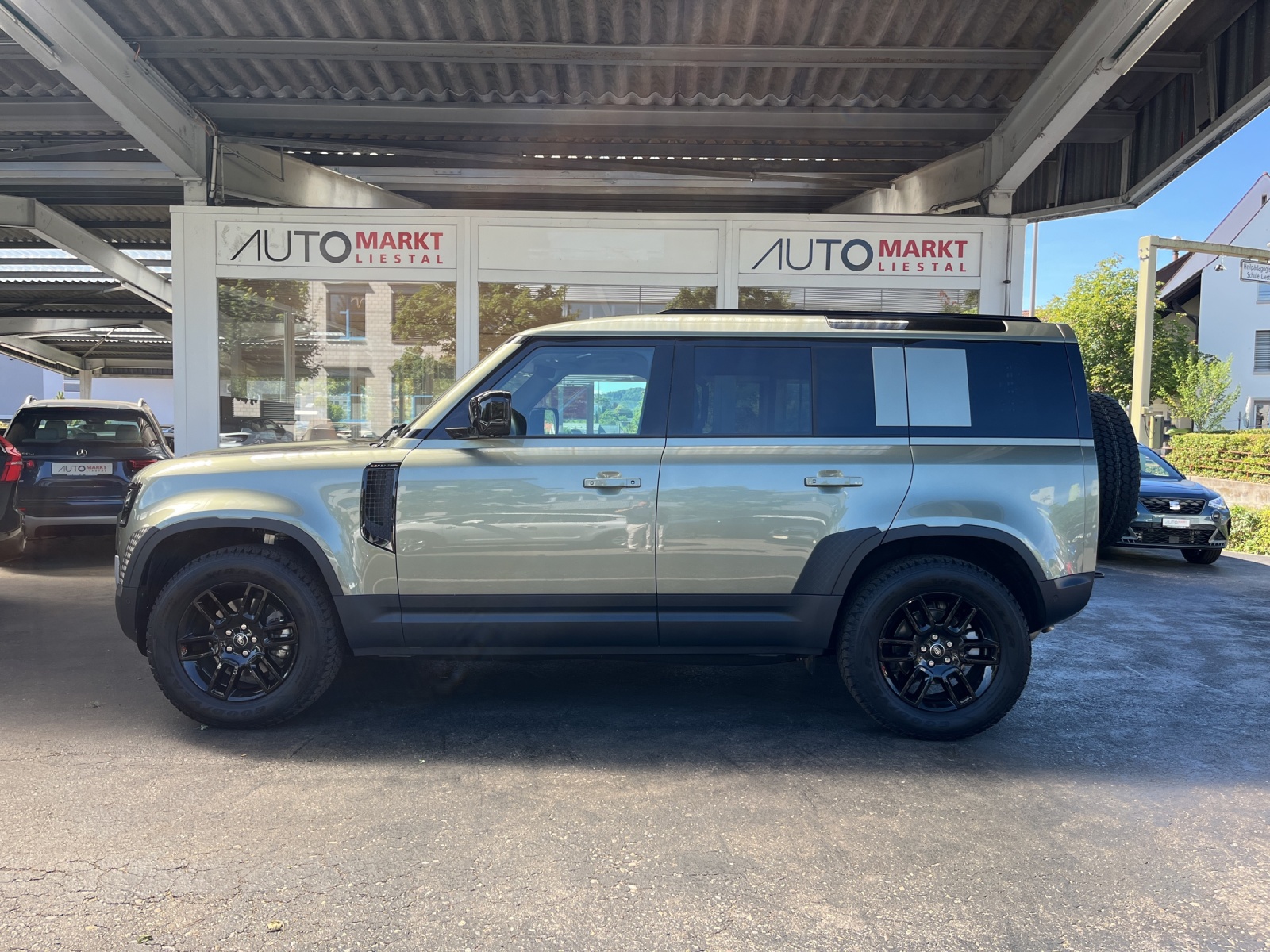 LAND ROVER Defender 110 3.0 D I6 250 S AWD AT8-showroom-element-1
