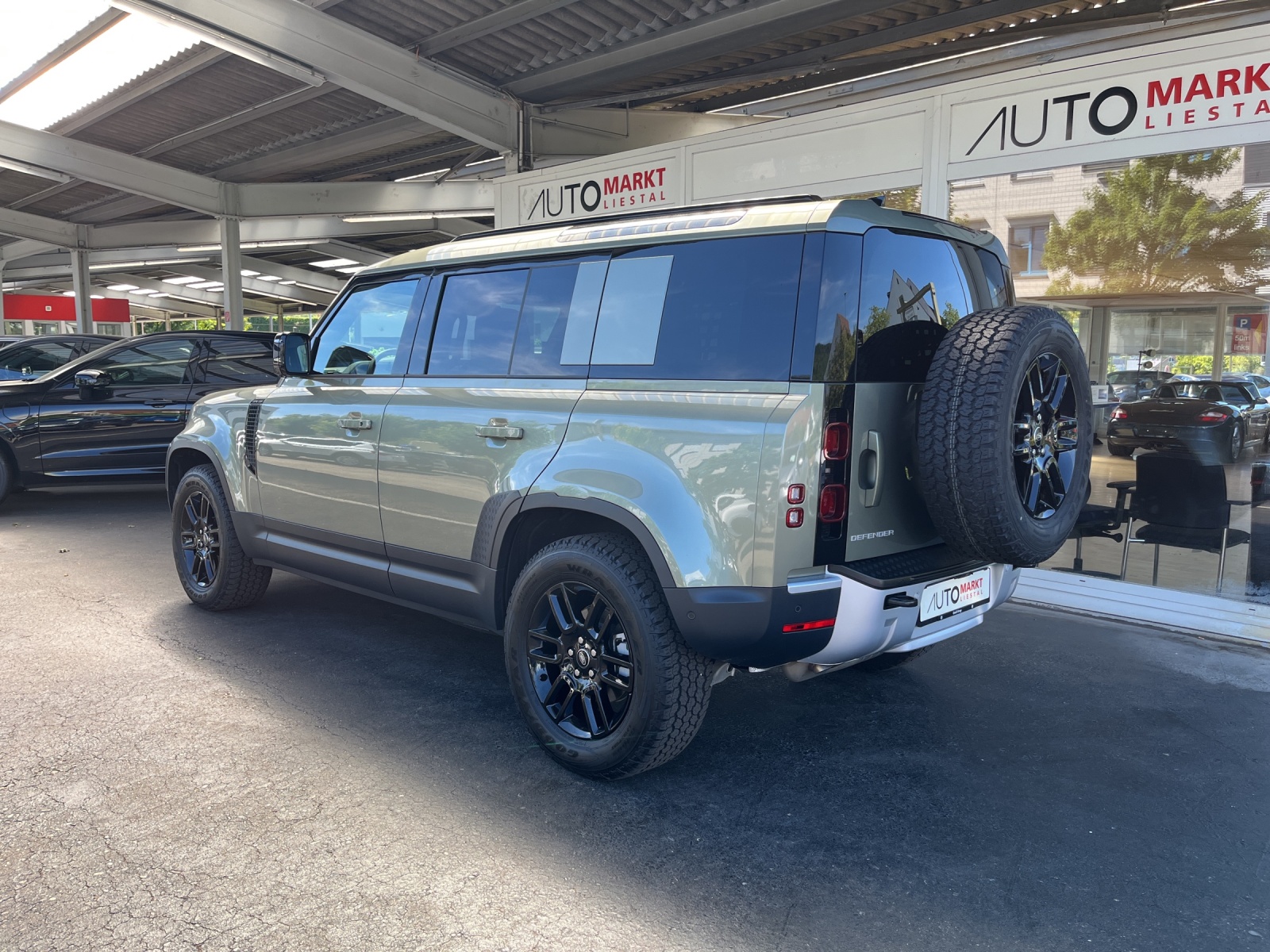LAND ROVER Defender 110 3.0 D I6 250 S AWD AT8-showroom-element-2