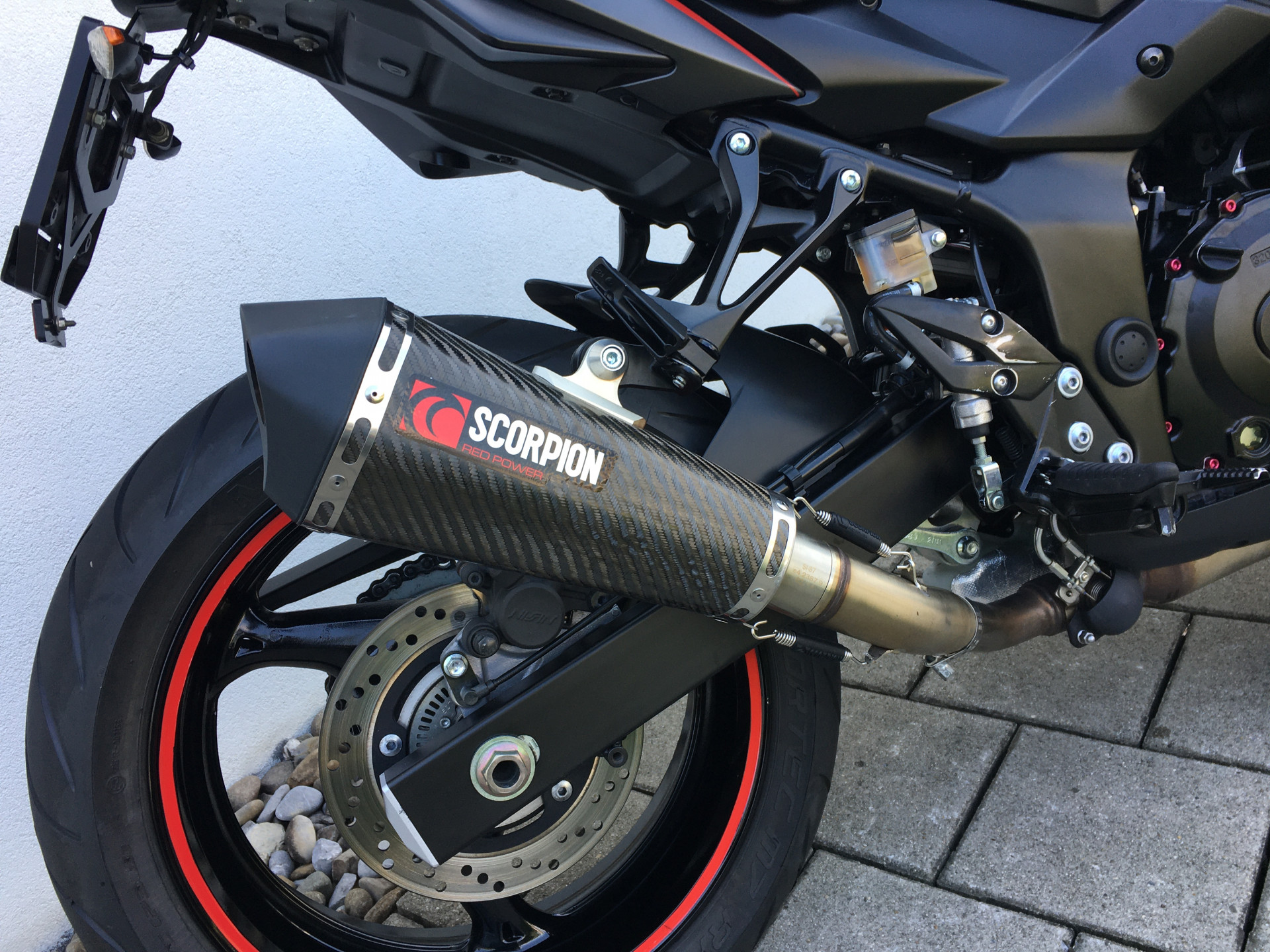 SUZUKI GSR 750 A/U-image-6